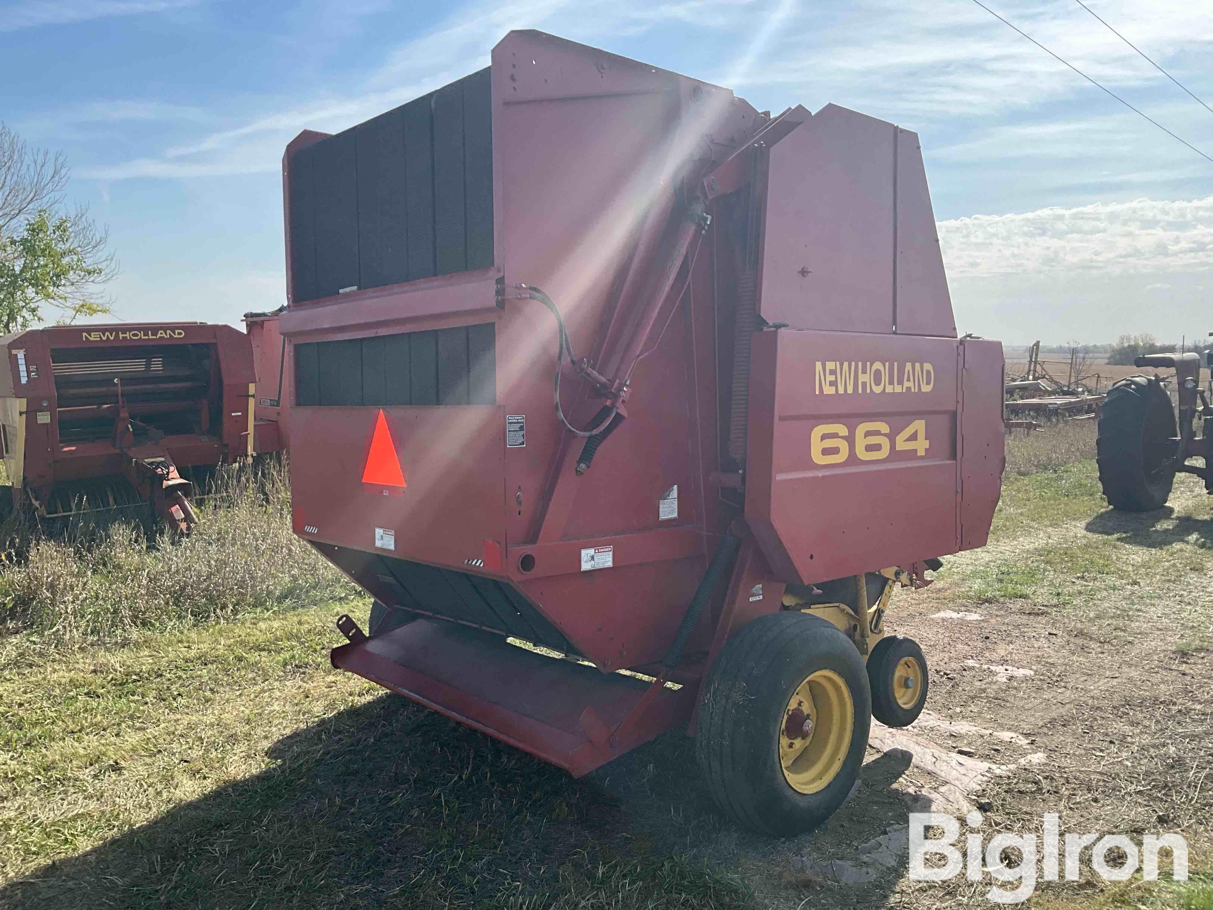 1996 New Holland 664 Round Baler BigIron Auctions   1995newholland664roundbaler 2 0773838c50c64a09aa013a4f837398fe 