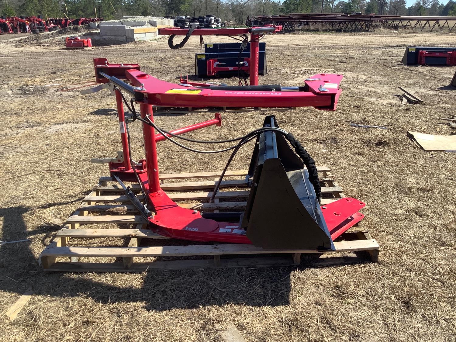 Mahindra 1635L Loader W/64