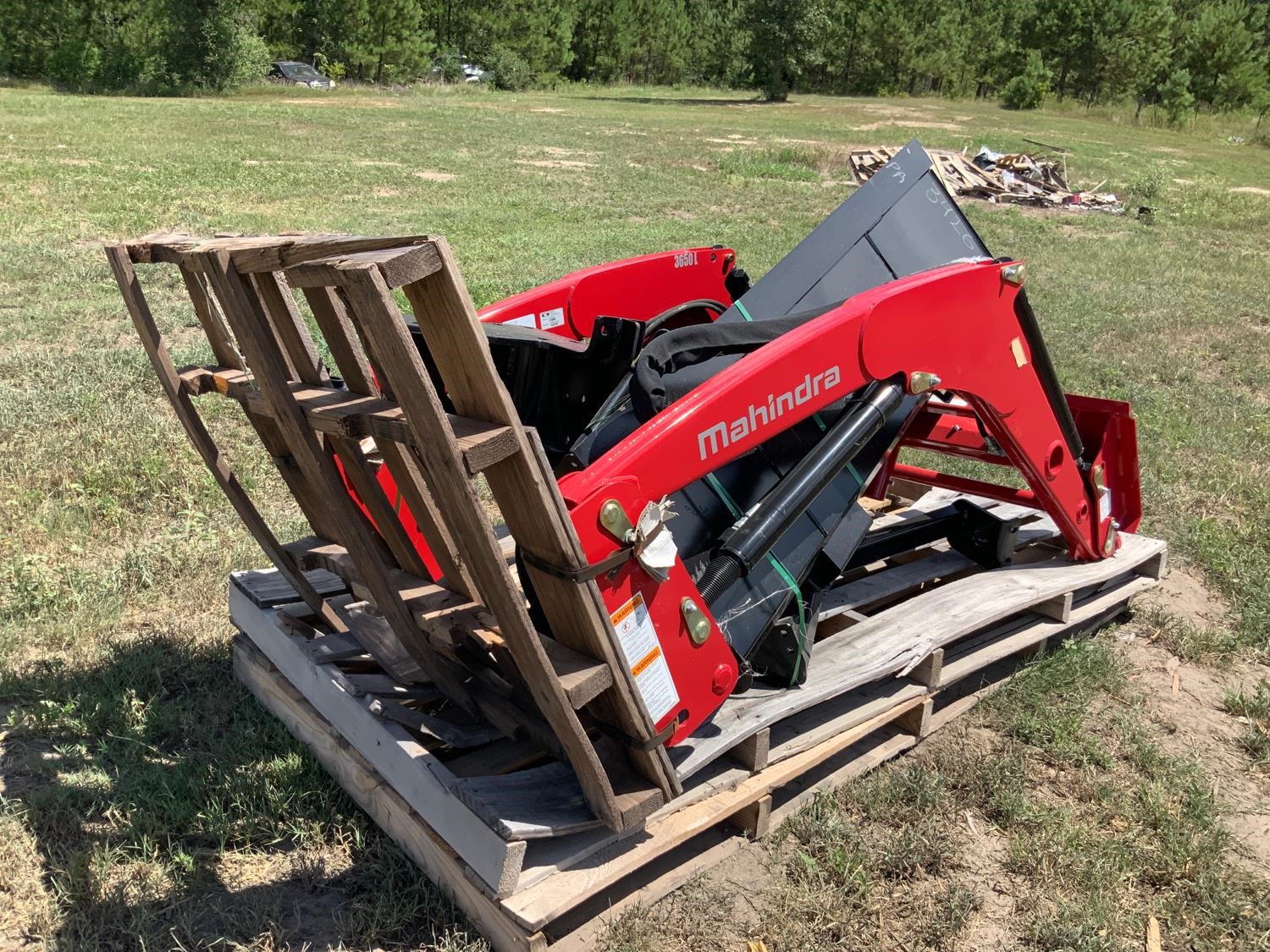 Mahindra 3650L Loader W/77