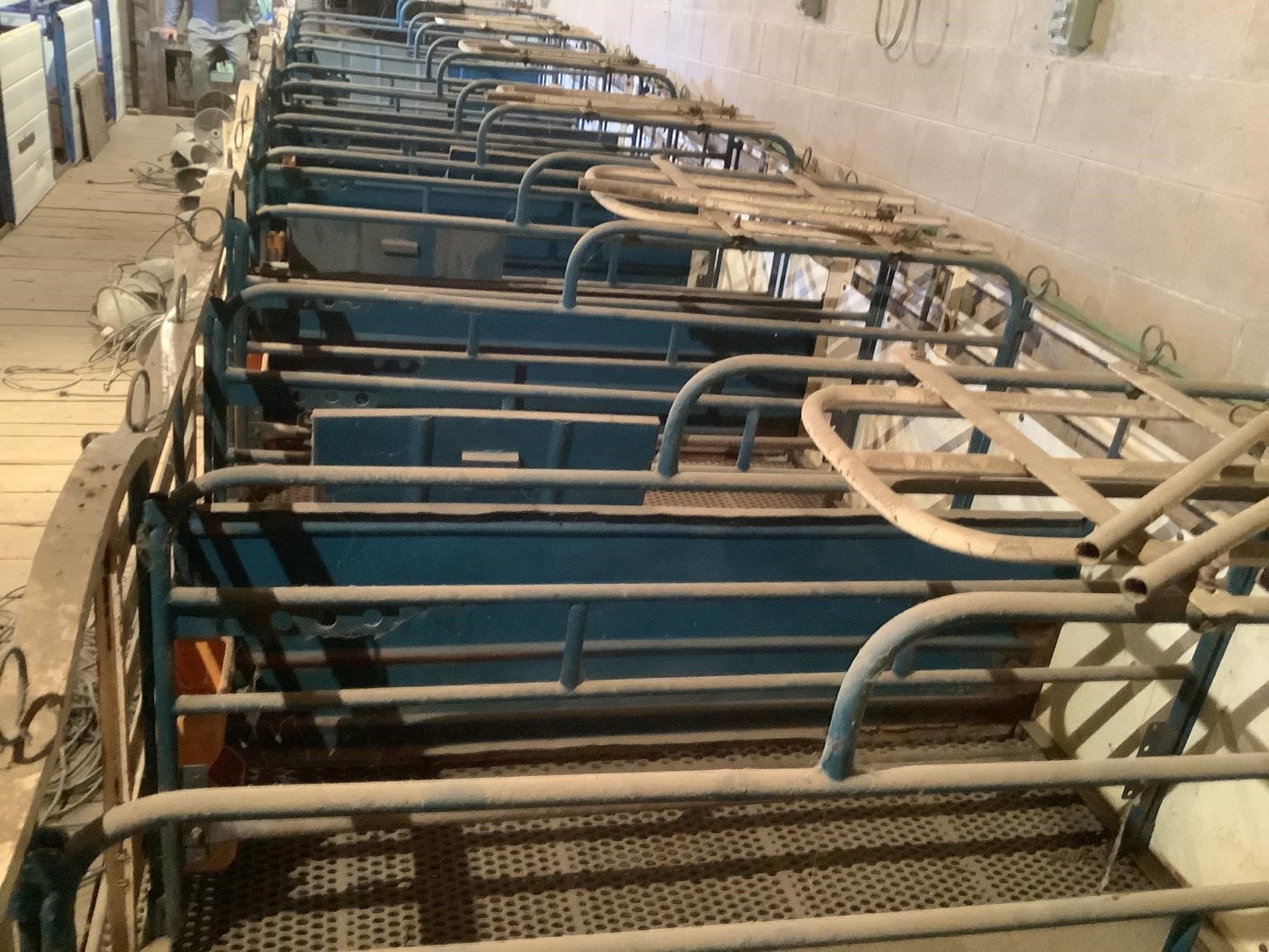 farrowing-crates-bigiron-auctions