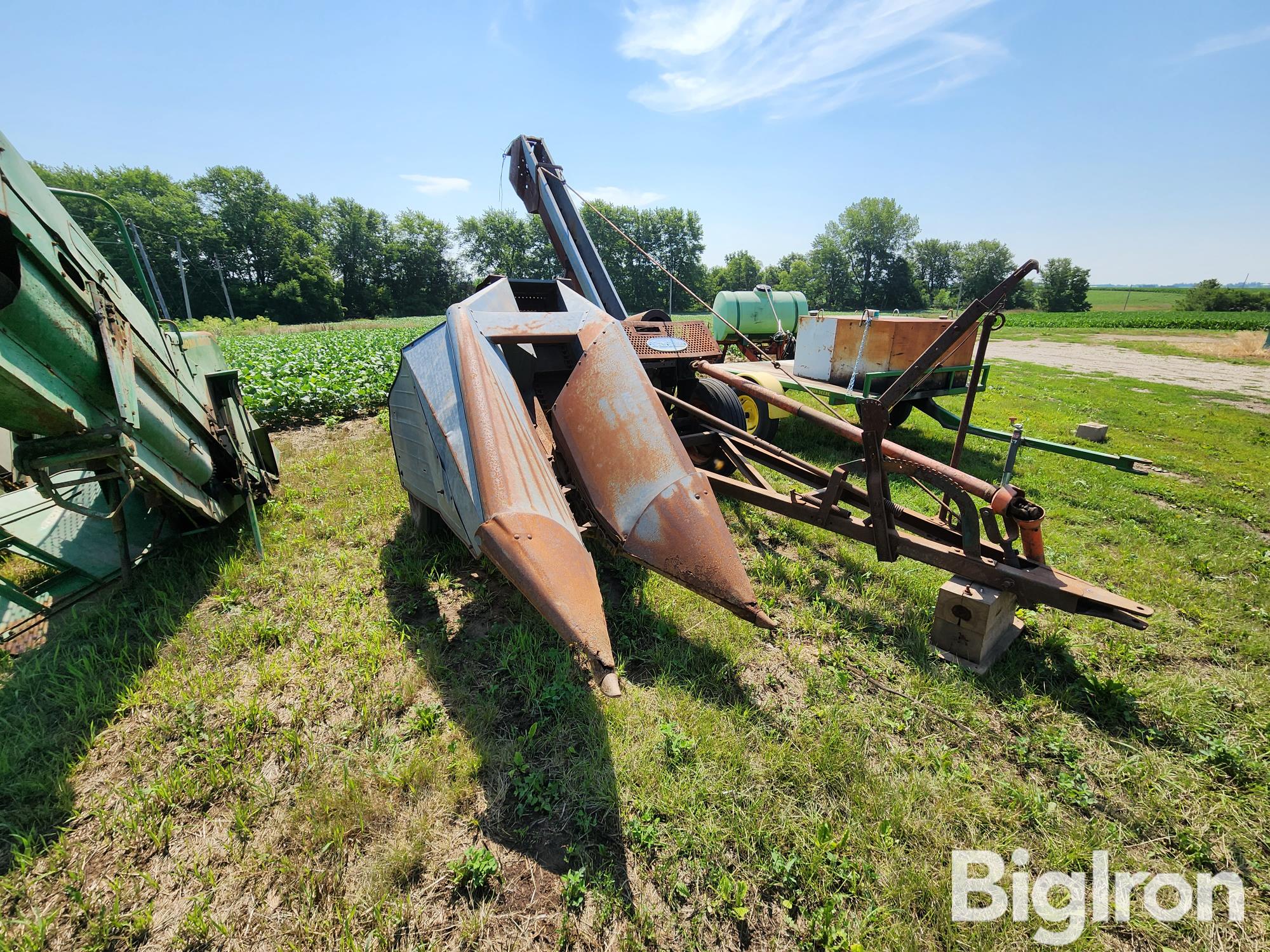 New Idea Corn Picker BigIron Auctions   Newideacornpicker 3 33b71abda24b44db804d2467d003592b 