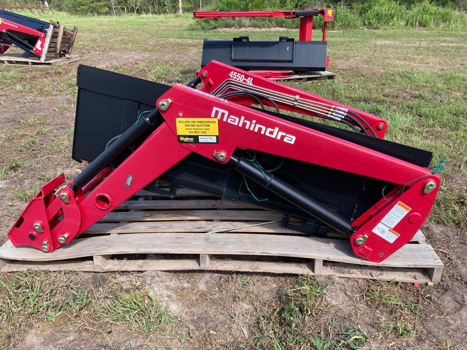 Mahindra 4550-4L Loader W/72