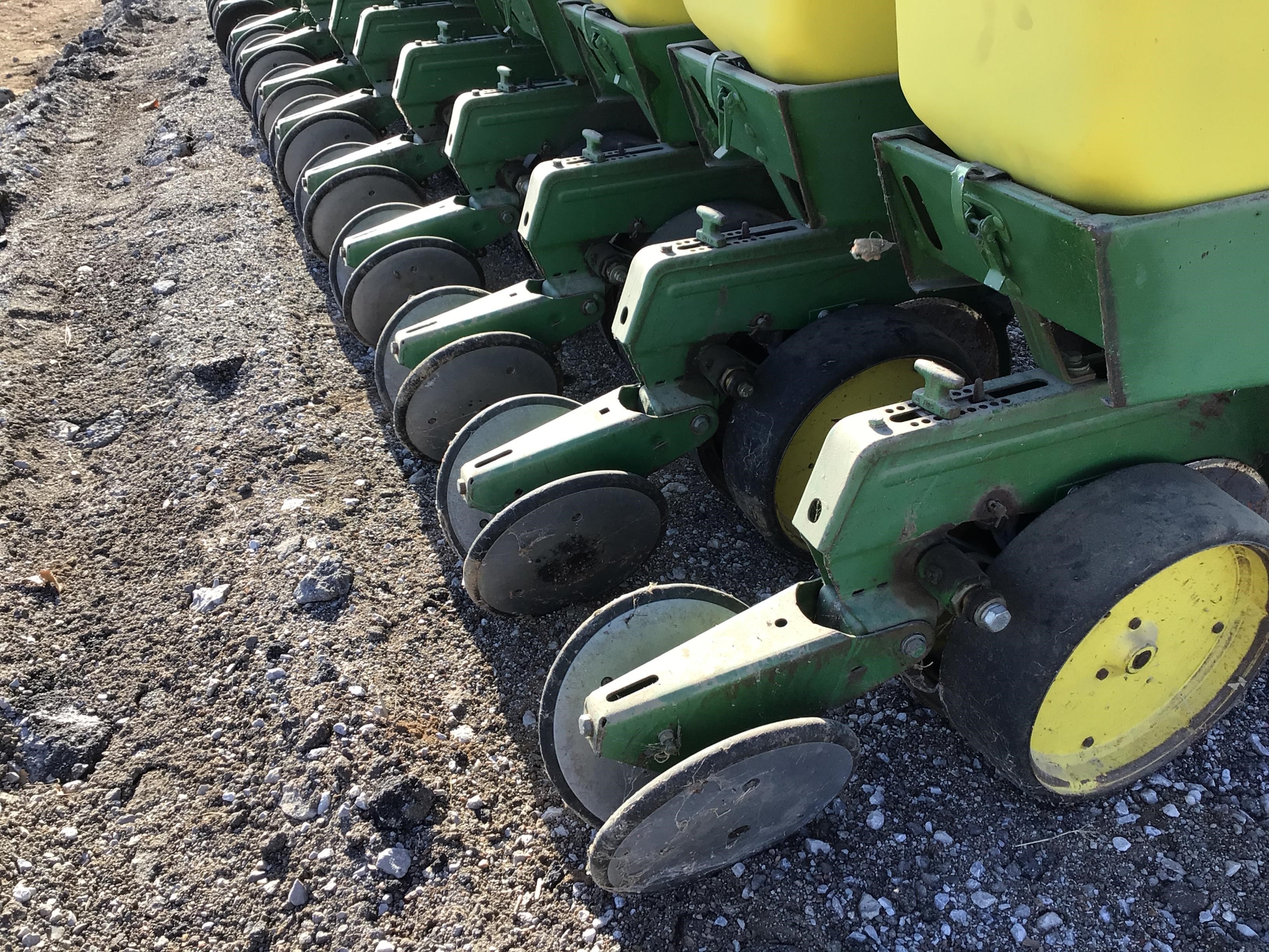 7100 john deere planter