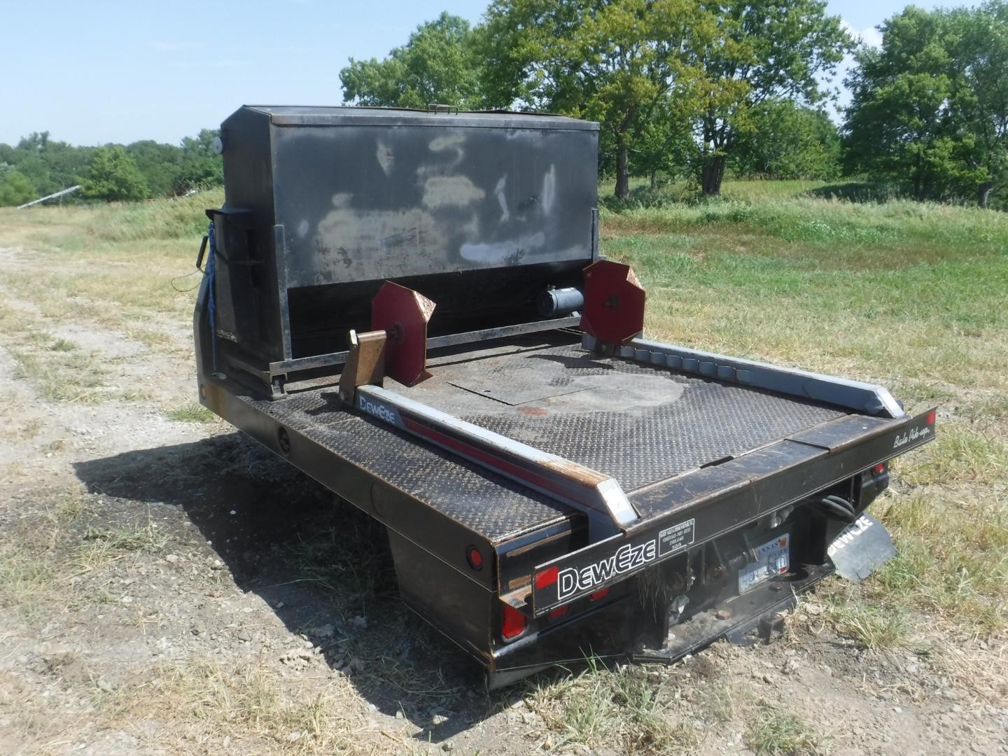 DewEze 475 Hydraulic Bale Bed W/ Taskmaster Cube Feeder BigIron Auctions