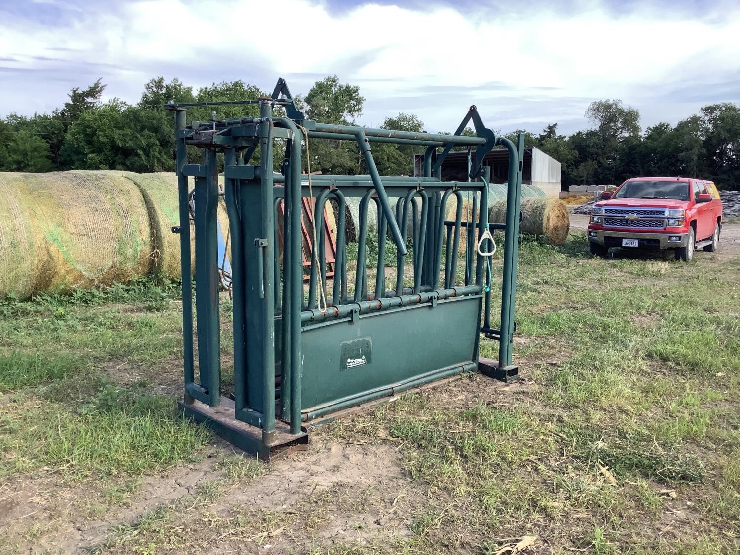 Behlen Big Valley Cattle Working Squeeze Chute BigIron Auctions