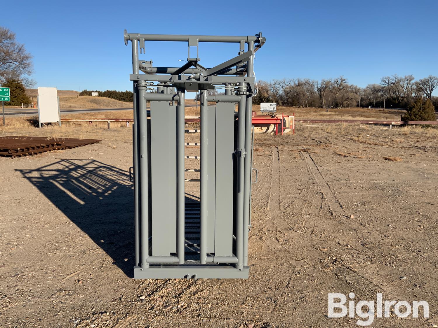 Pearson 8’ Manual Squeeze Chute BigIron Auctions