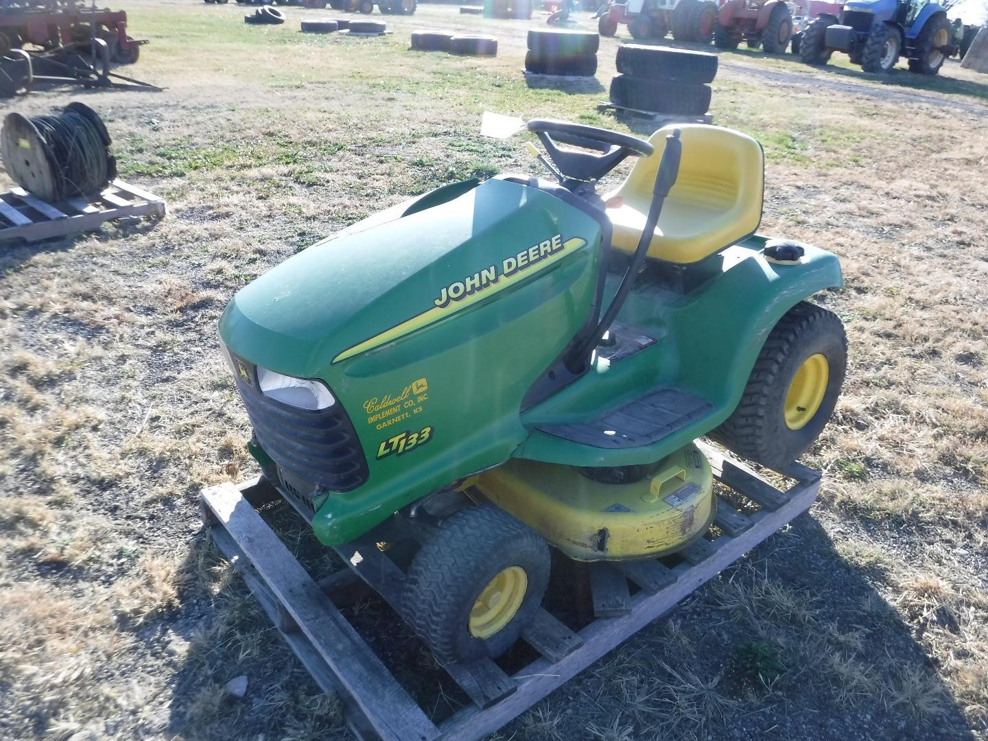 John deere best sale lt133 mower deck