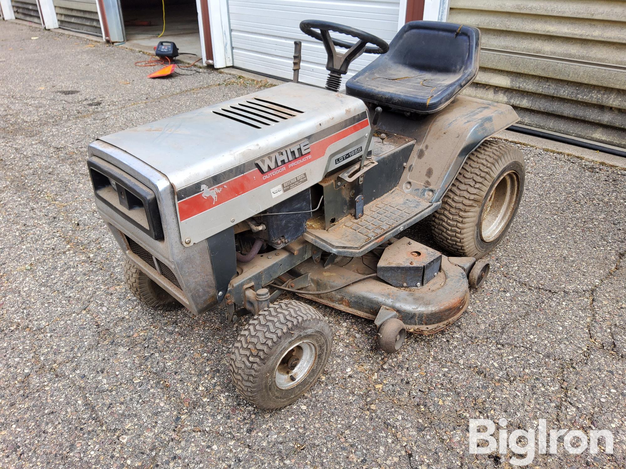 White hydrostatic lawn online tractor