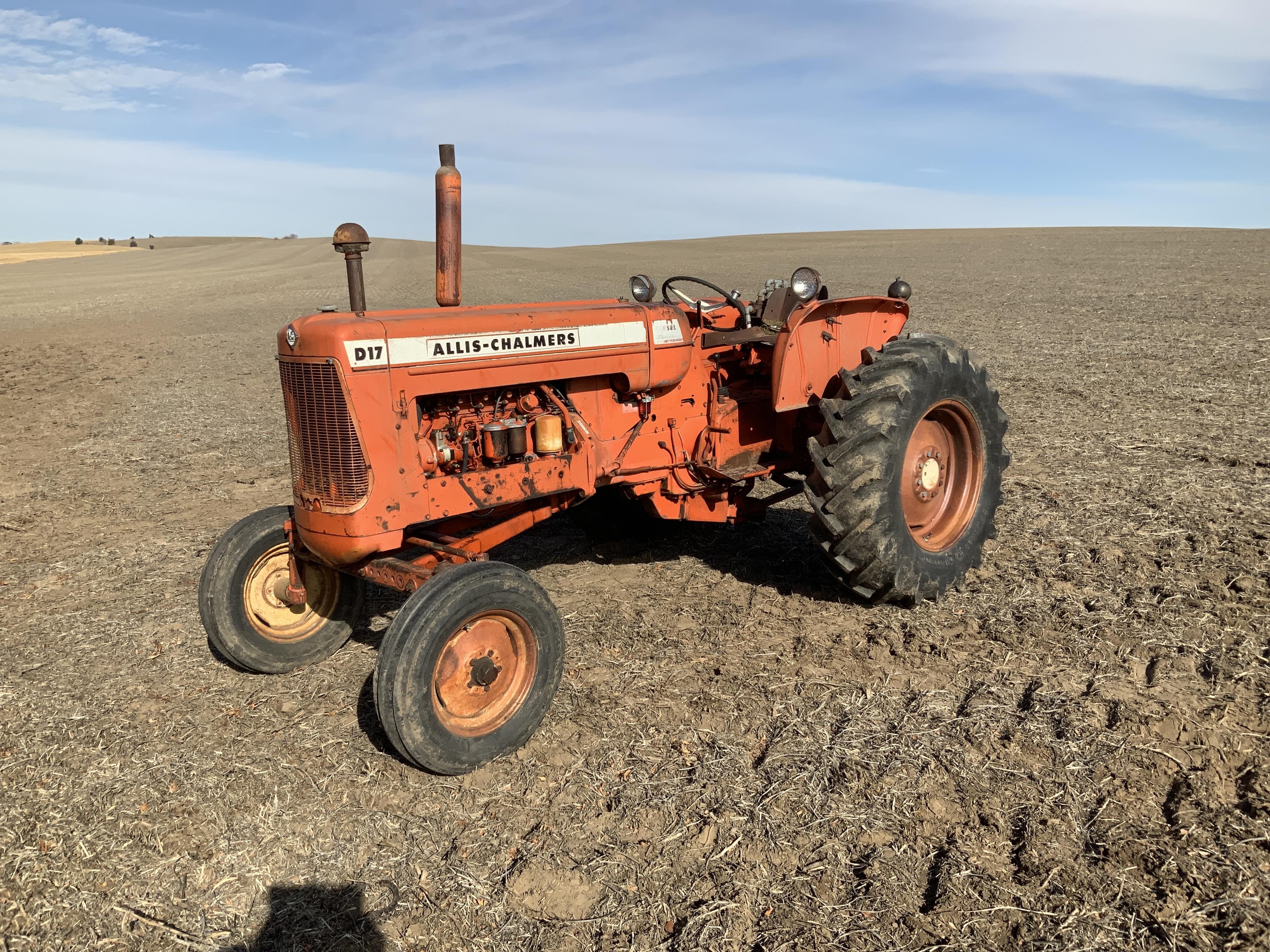 Allis Chalmers D17 Series 3 tractor in Tebbetts, MO
