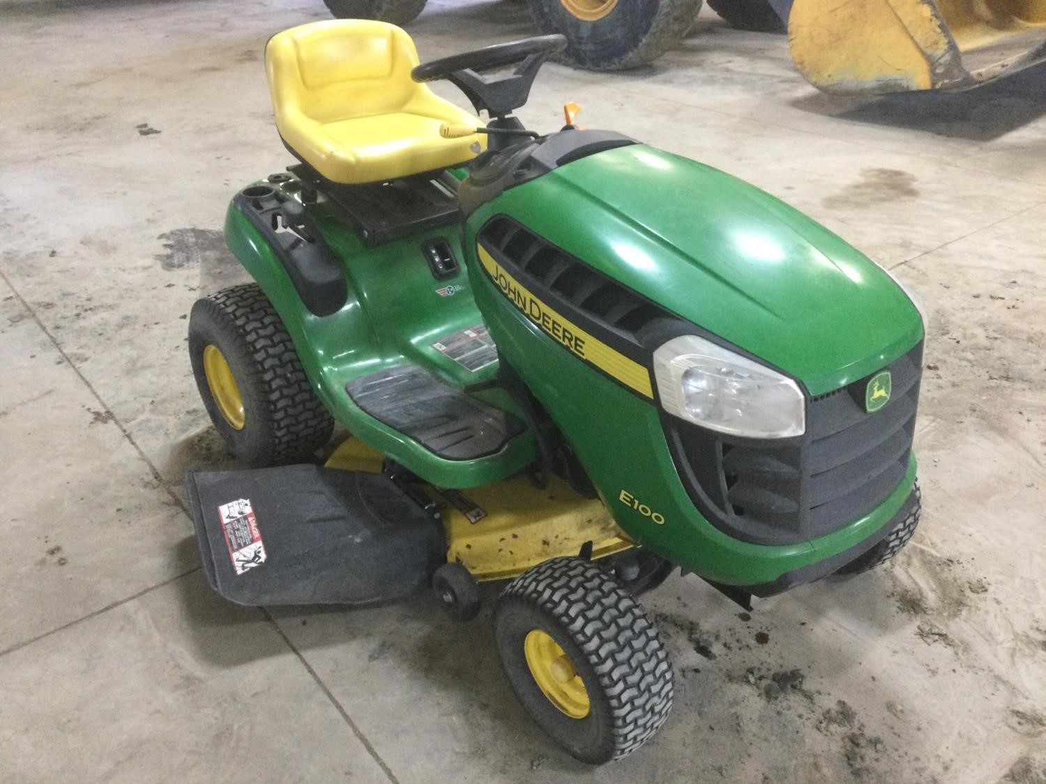 John deere riding lawn mower online e100