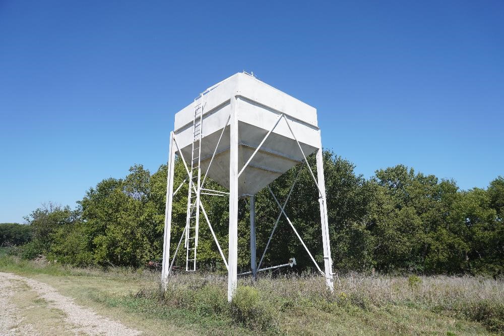 Free Standing 24 Ton Bulk Bin BigIron Auctions   Freestanding24tonbulkbin 3b5fc95a7f13447fa0c1e754195ce9ae 