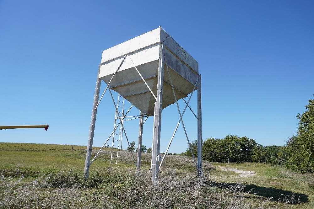 Free Standing 24 Ton Bulk Bin BigIron Auctions   Freestanding24tonbulkbin 891efc268ee446dda630868841c34bd3 