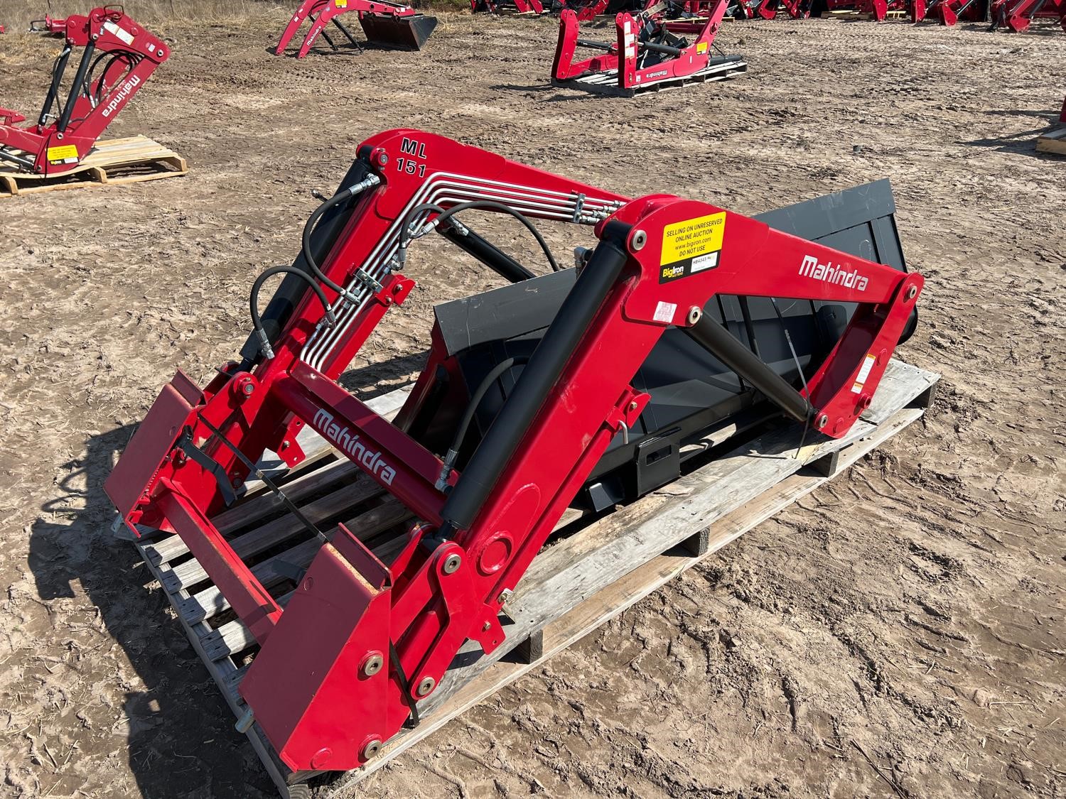 Mahindra ML151 Loader W/73.75