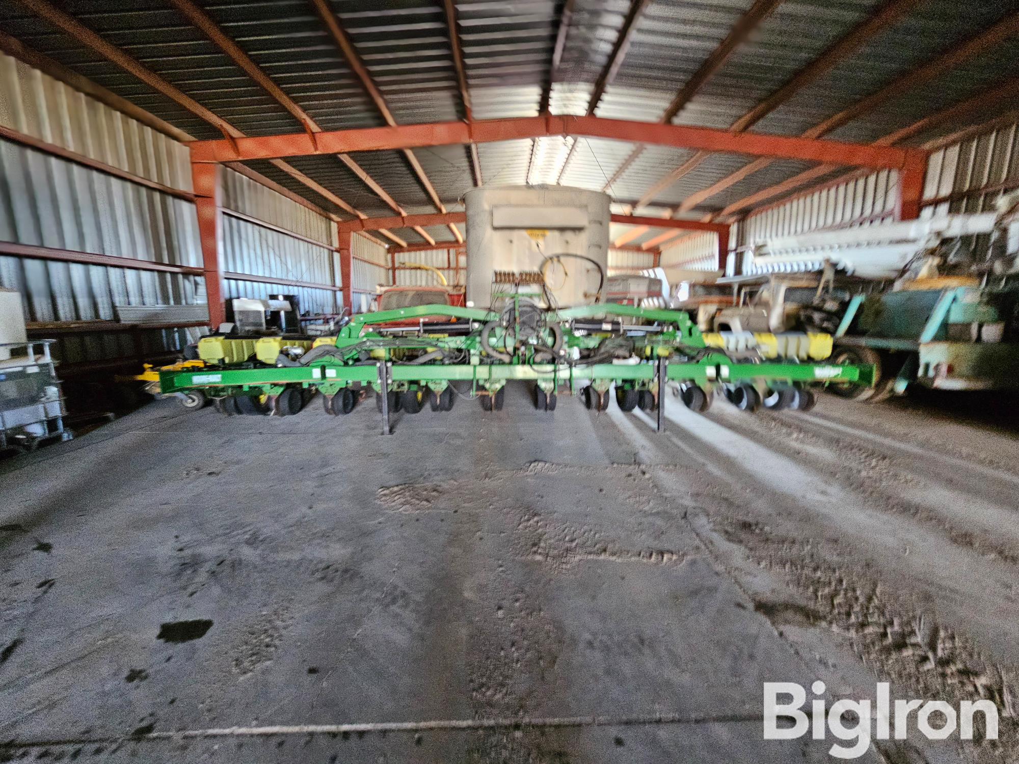 John Deere Moore Built Maxemerge Plus 12r30 Stack Fold Planter Bigiron Auctions 4528