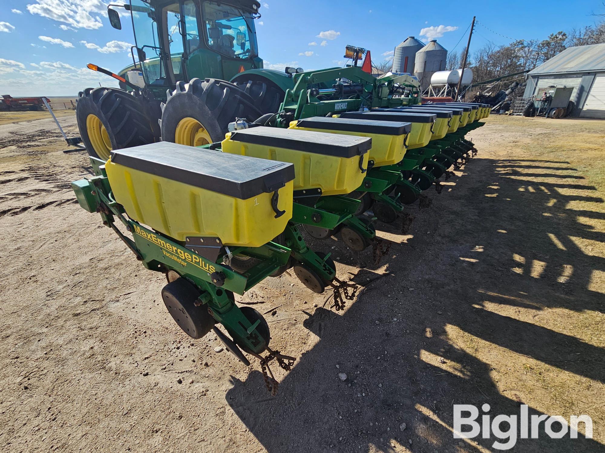 John Deere Moore Built Maxemerge Plus 12r30 Stack Fold Planter Bigiron Auctions 3645