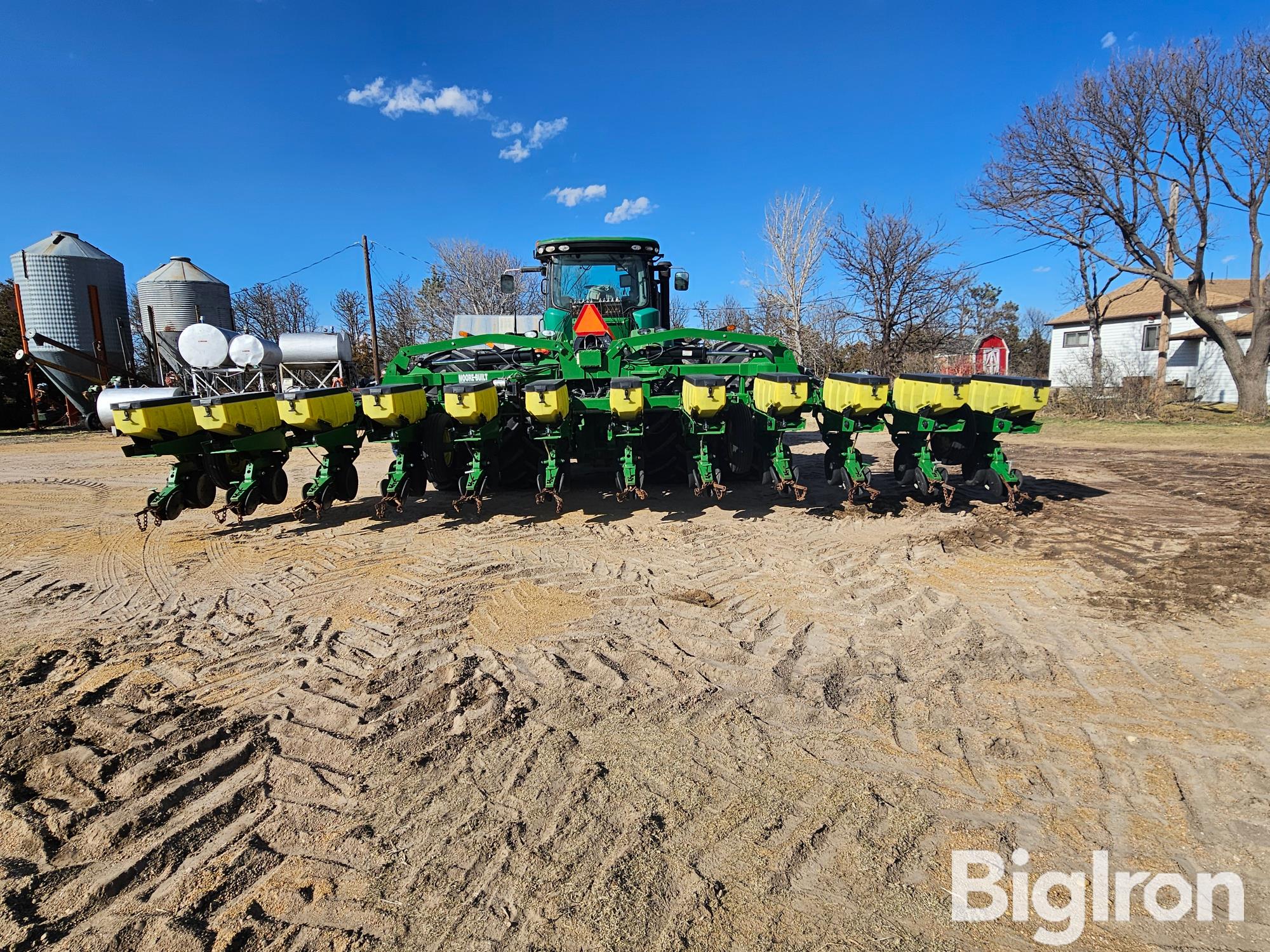 John Deere Moore Built Maxemerge Plus 12r30 Stack Fold Planter Bigiron Auctions 9060