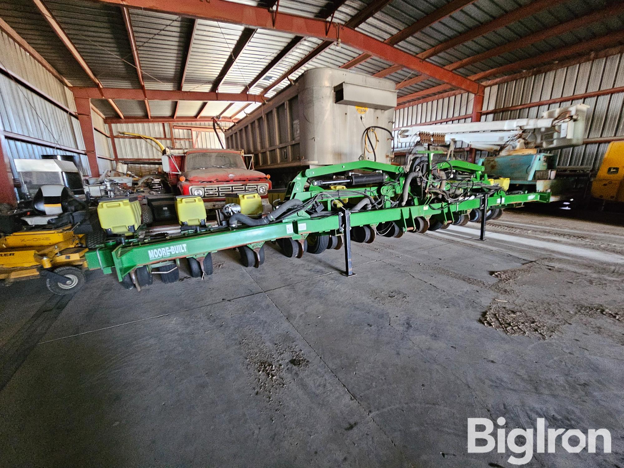 John Deere Moore Built Maxemerge Plus 12r30 Stack Fold Planter Bigiron Auctions 6288