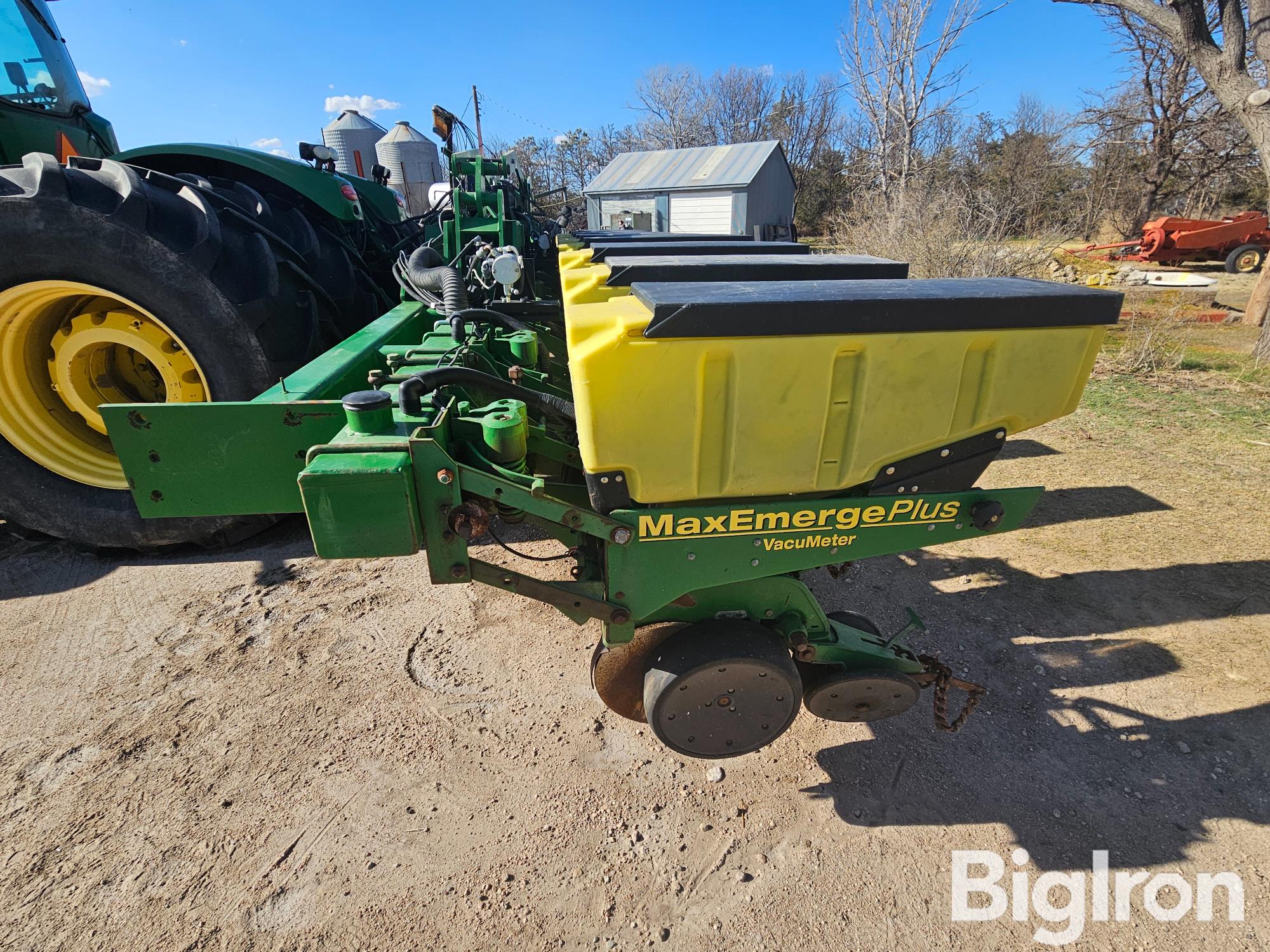 John Deere Moore Built Maxemerge Plus 12r30 Stack Fold Planter Bigiron Auctions 4074