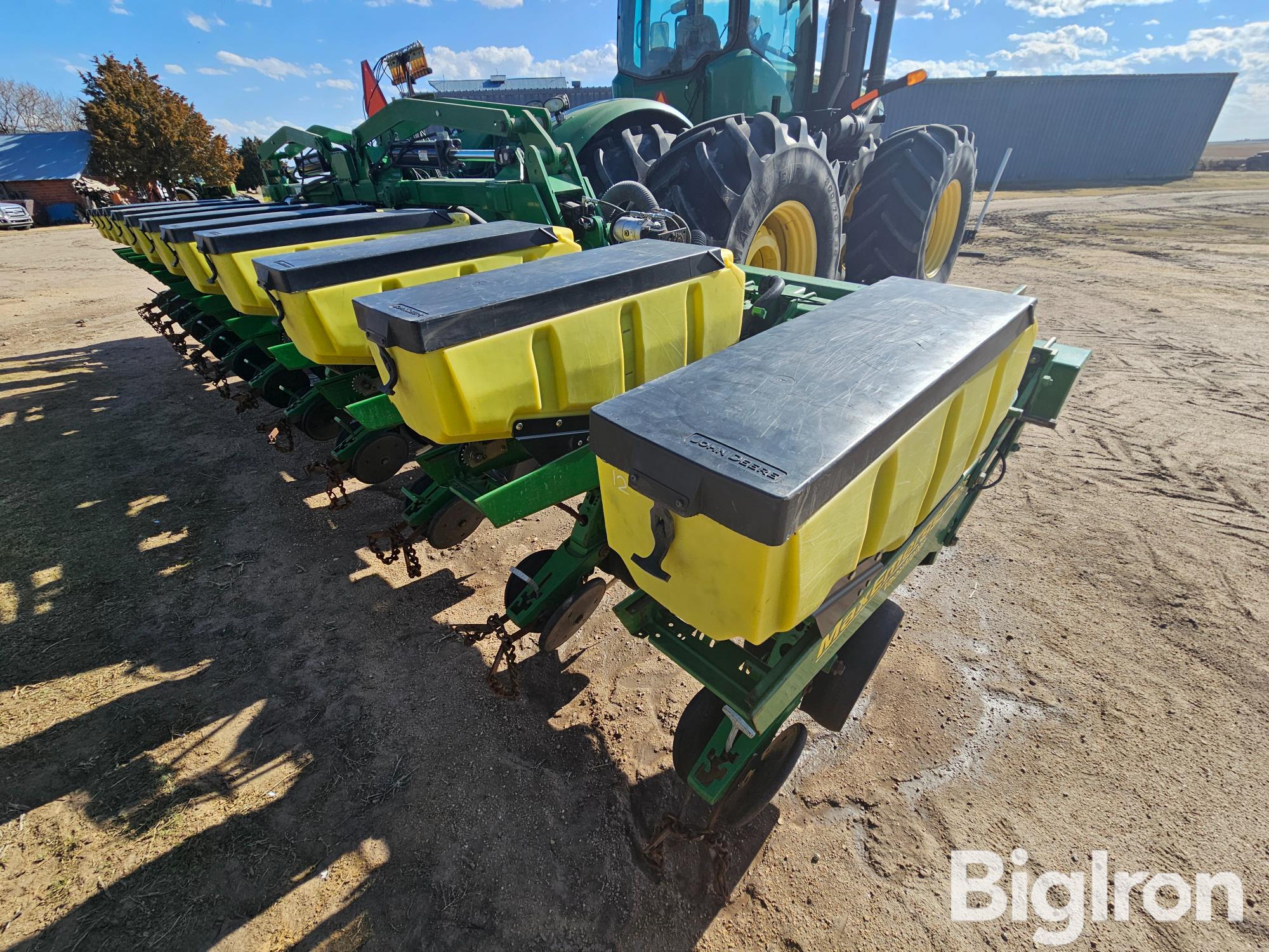 John Deere Moore Built Maxemerge Plus 12r30 Stack Fold Planter Bigiron Auctions 1305