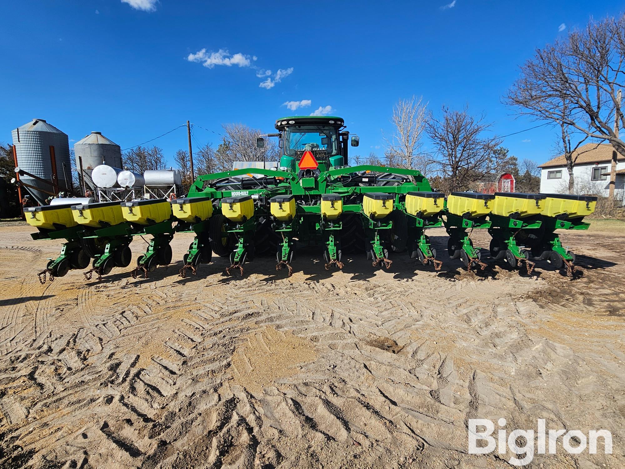 John Deere Moore Built Maxemerge Plus 12r30 Stack Fold Planter Bigiron Auctions 1111