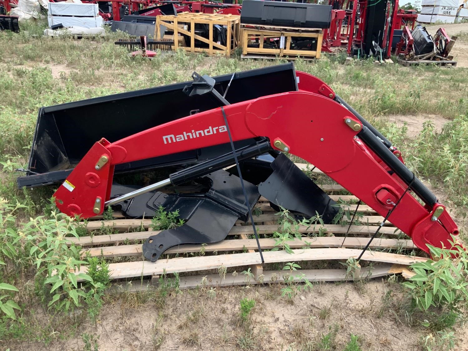 Mahindra 8100CL Loader W/86