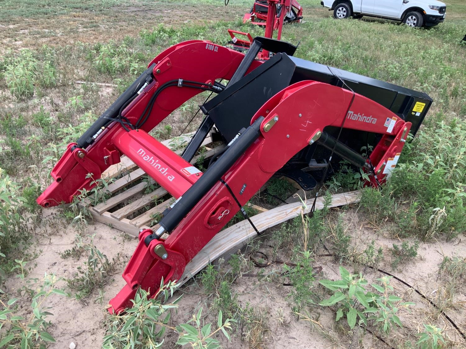 Mahindra 8100cl Loader W 86