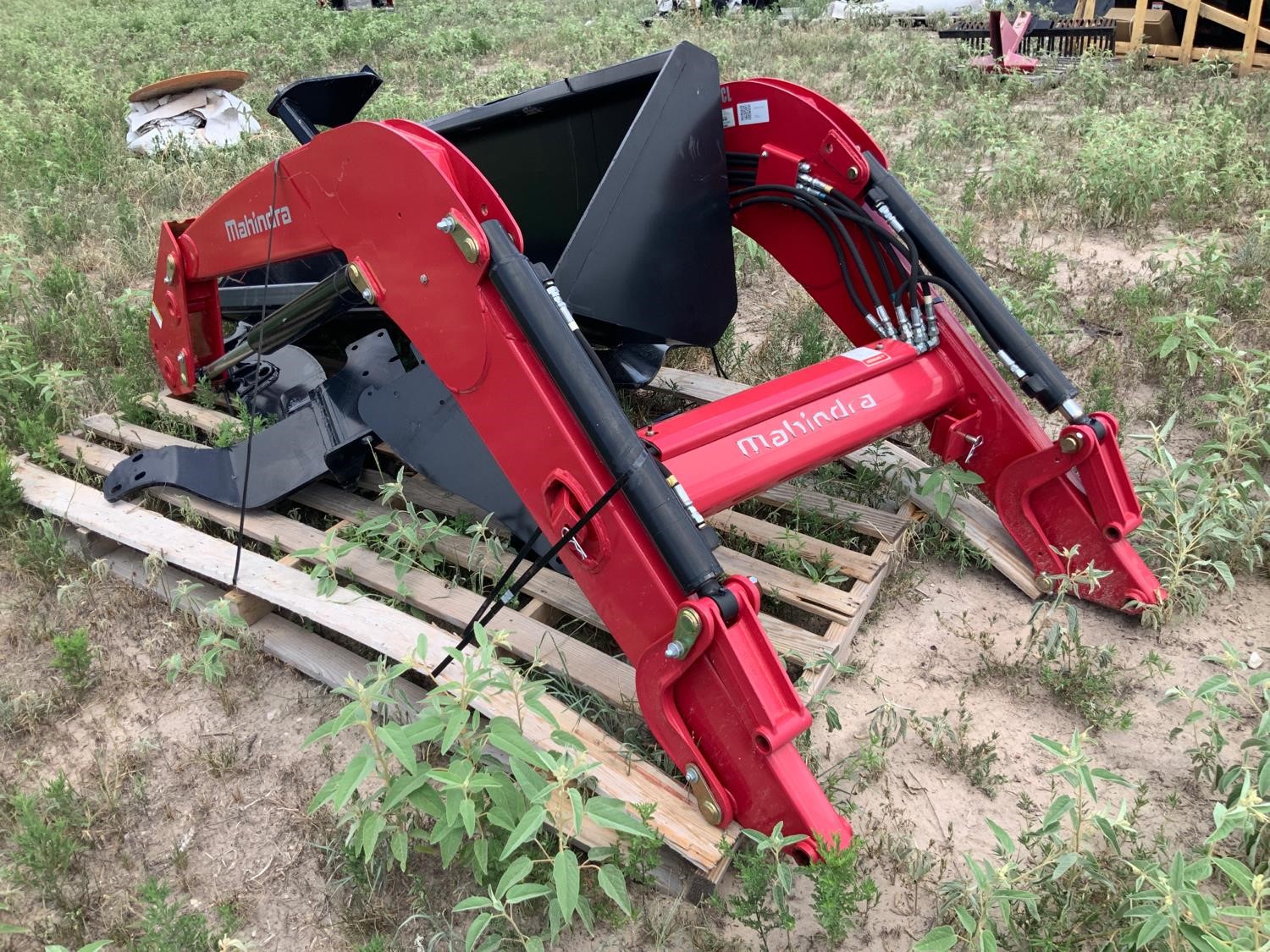 Mahindra 8100CL Loader W/86