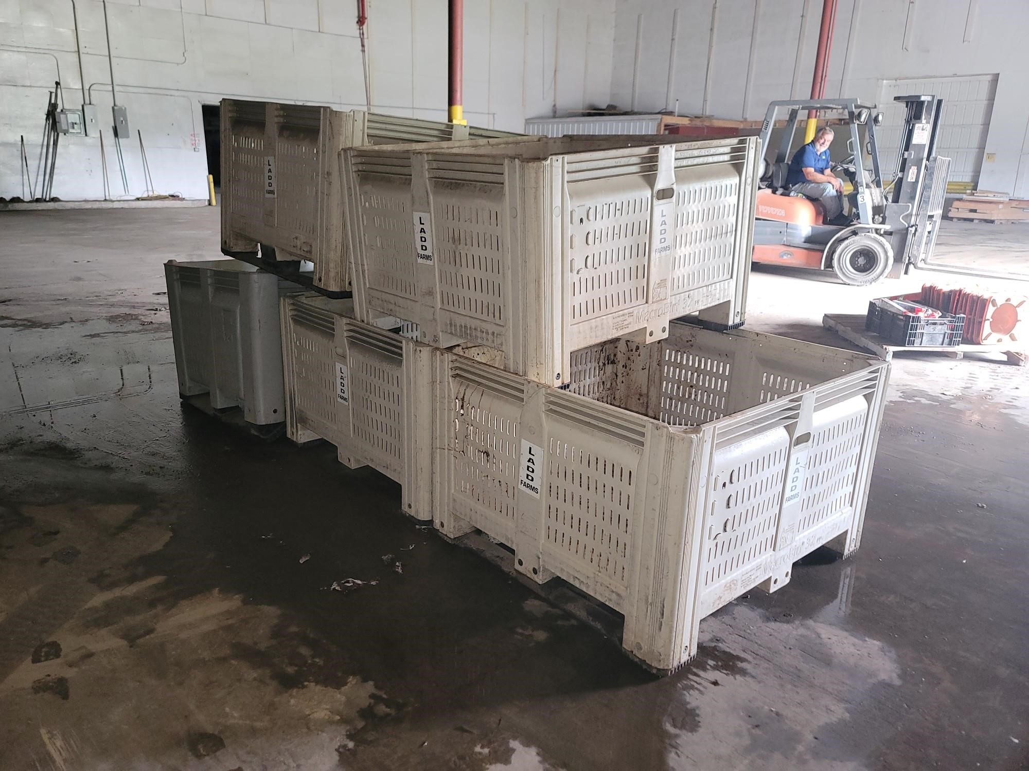 Plastic Vegetable Bins BigIron Auctions   Plasticvegetablebin 8 C824cf110af448238abf6e6abdeadb80 