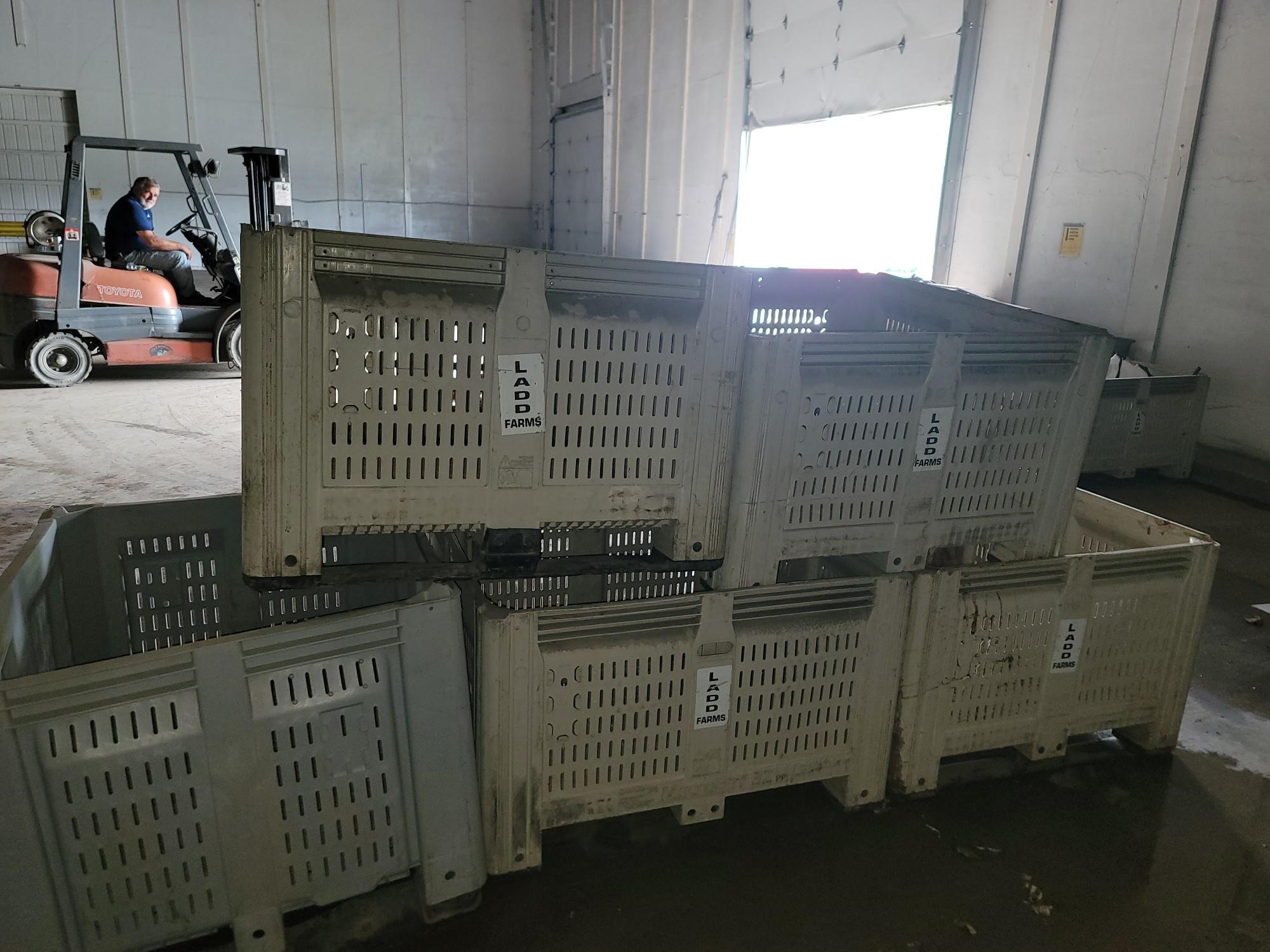 Plastic Vegetable Bins BigIron Auctions   Plasticvegetablebin 8 F29827b97bab4c5ebe0c750a16e7c7b9 