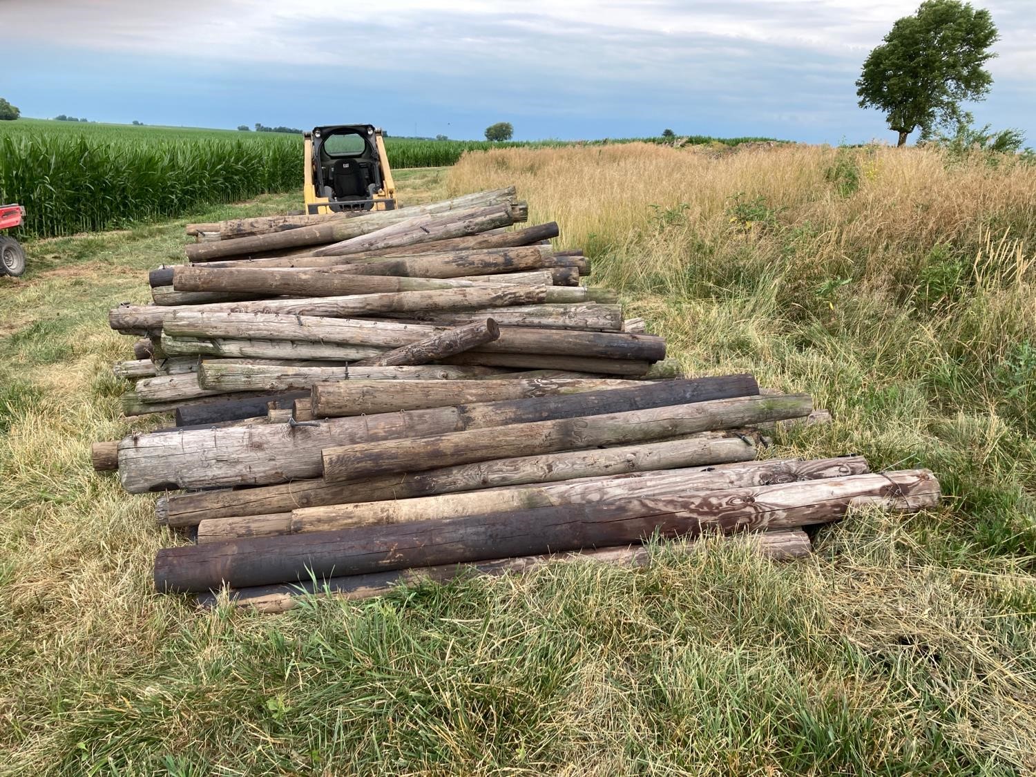 wooden-fence-posts-bigiron-auctions