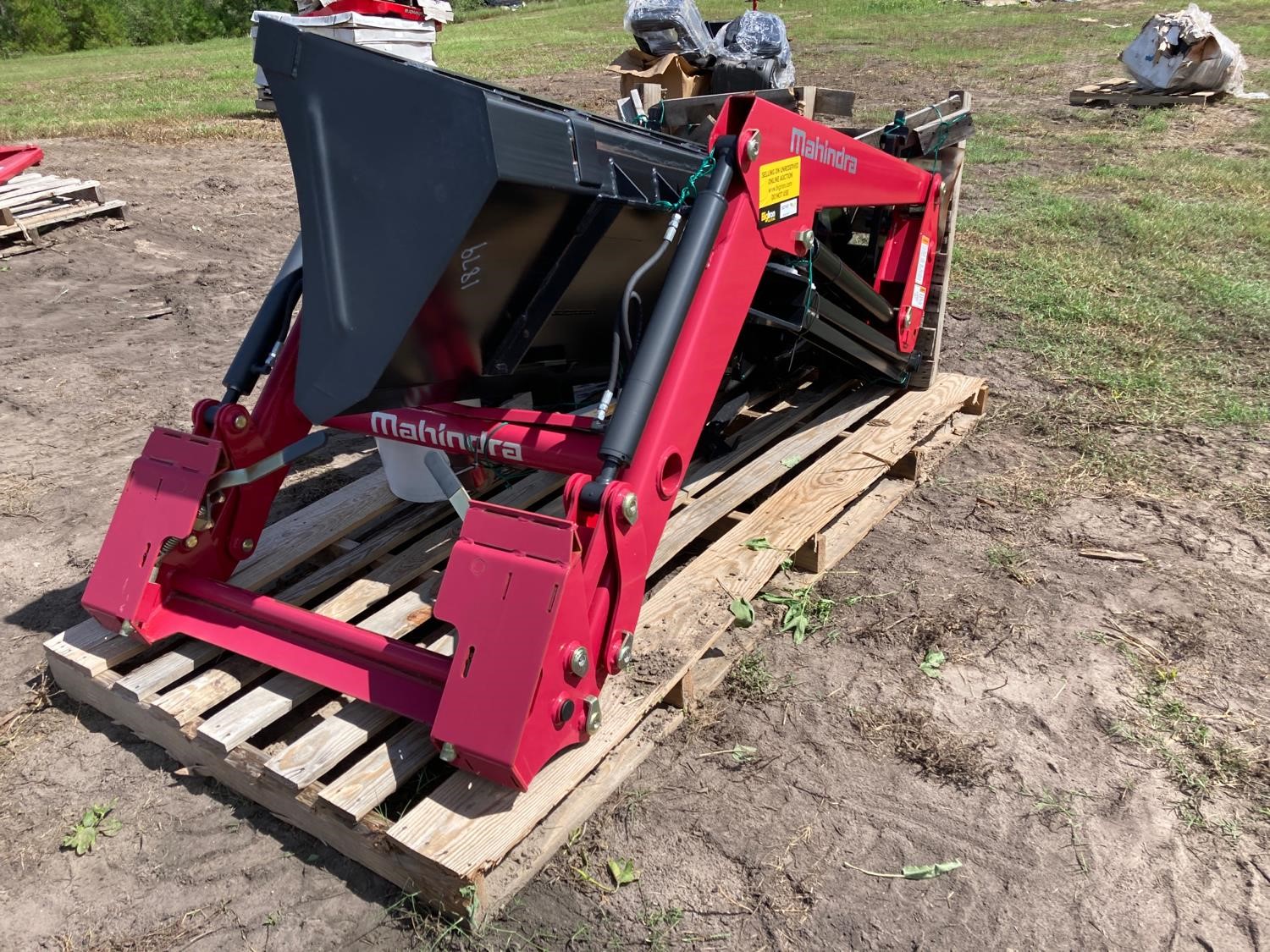 Mahindra 4550-4L Loader W/72