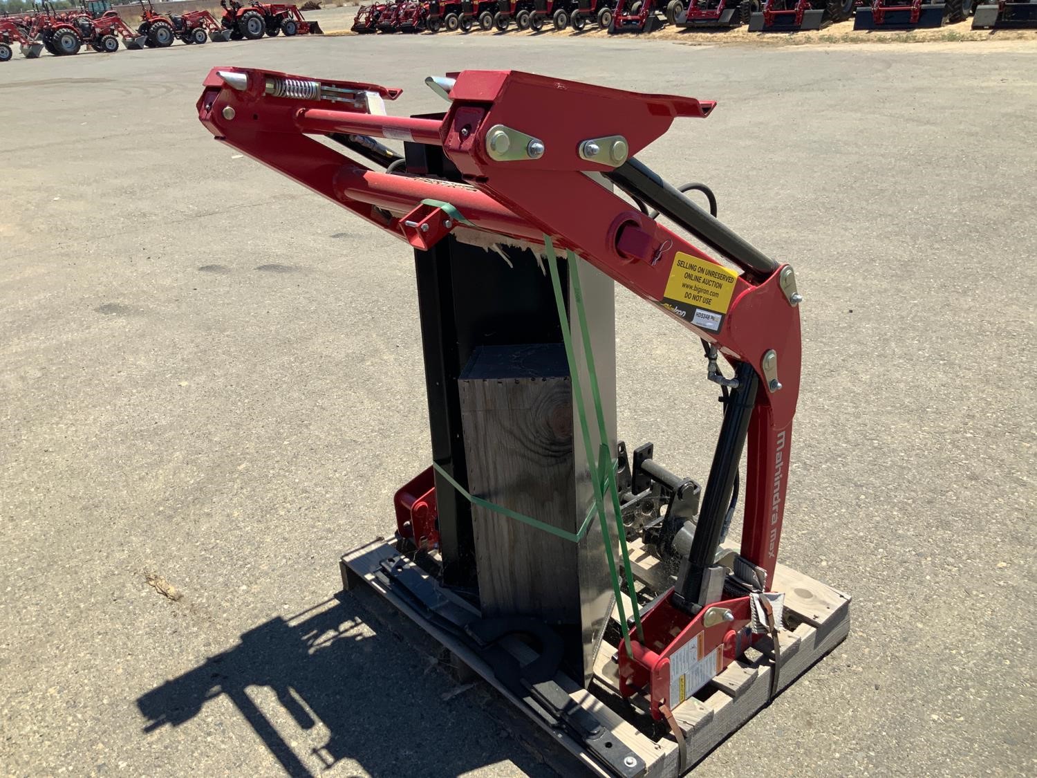 Mahindra Max 25 L Front Loader w/ 52