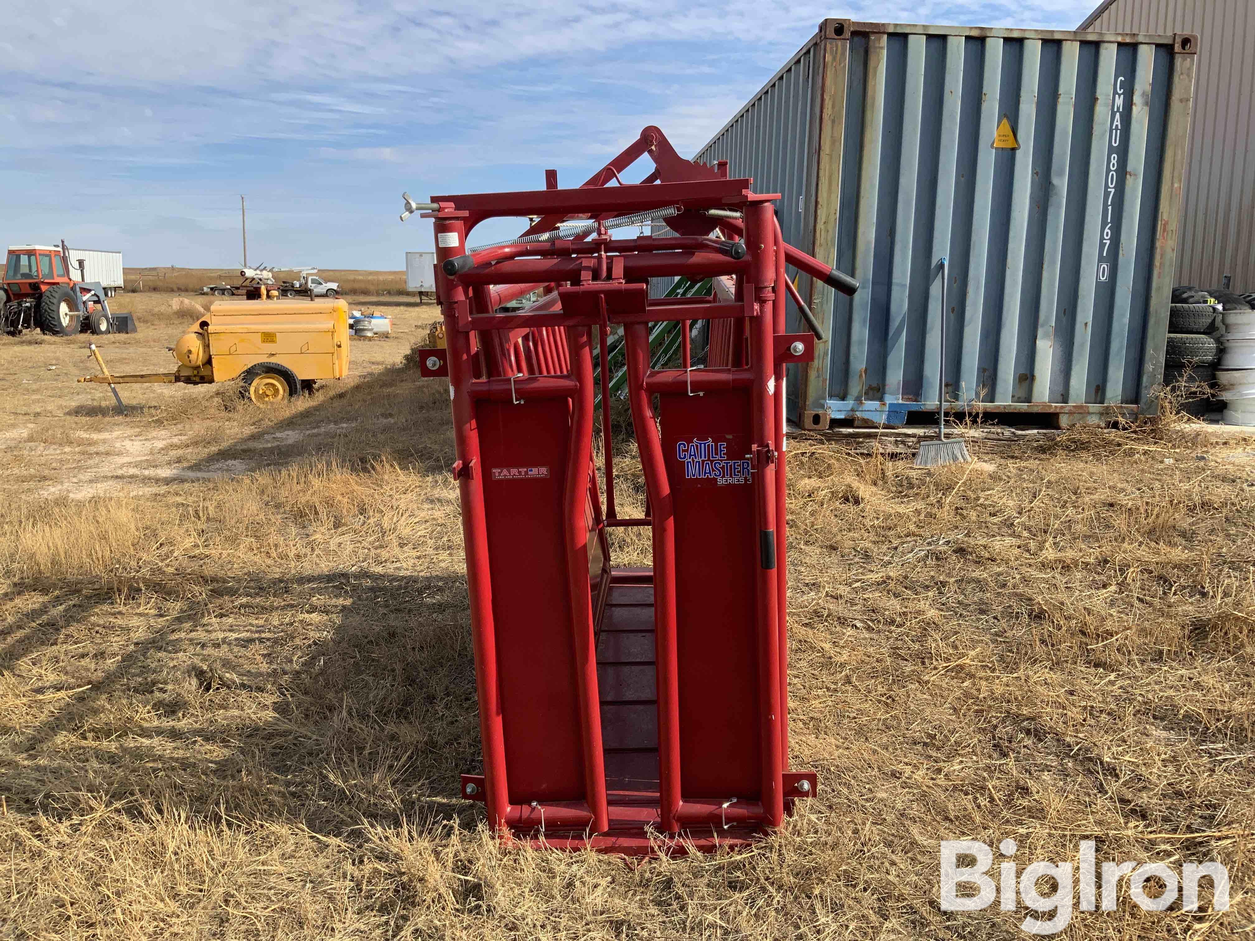 Tarter Cattle Master 3 Series Squeeze Chute BigIron Auctions