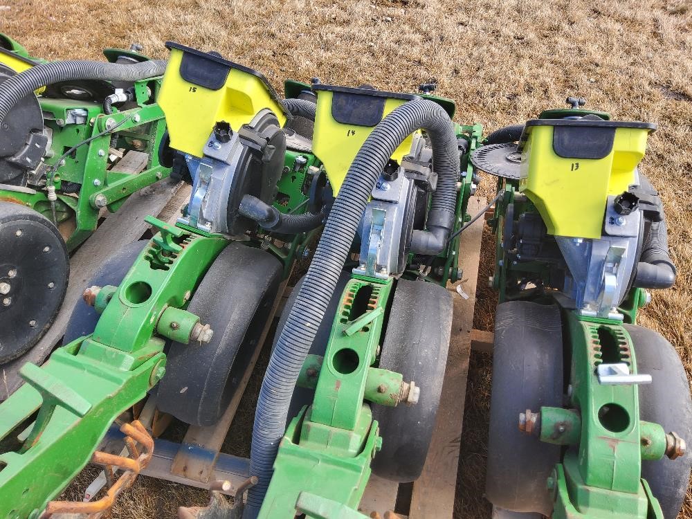 John Deere Xp Planter Row Units Bigiron Auctions