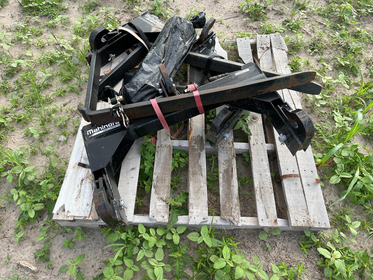 Mahindra Quick Attach Pallet Forks Bigiron Auctions