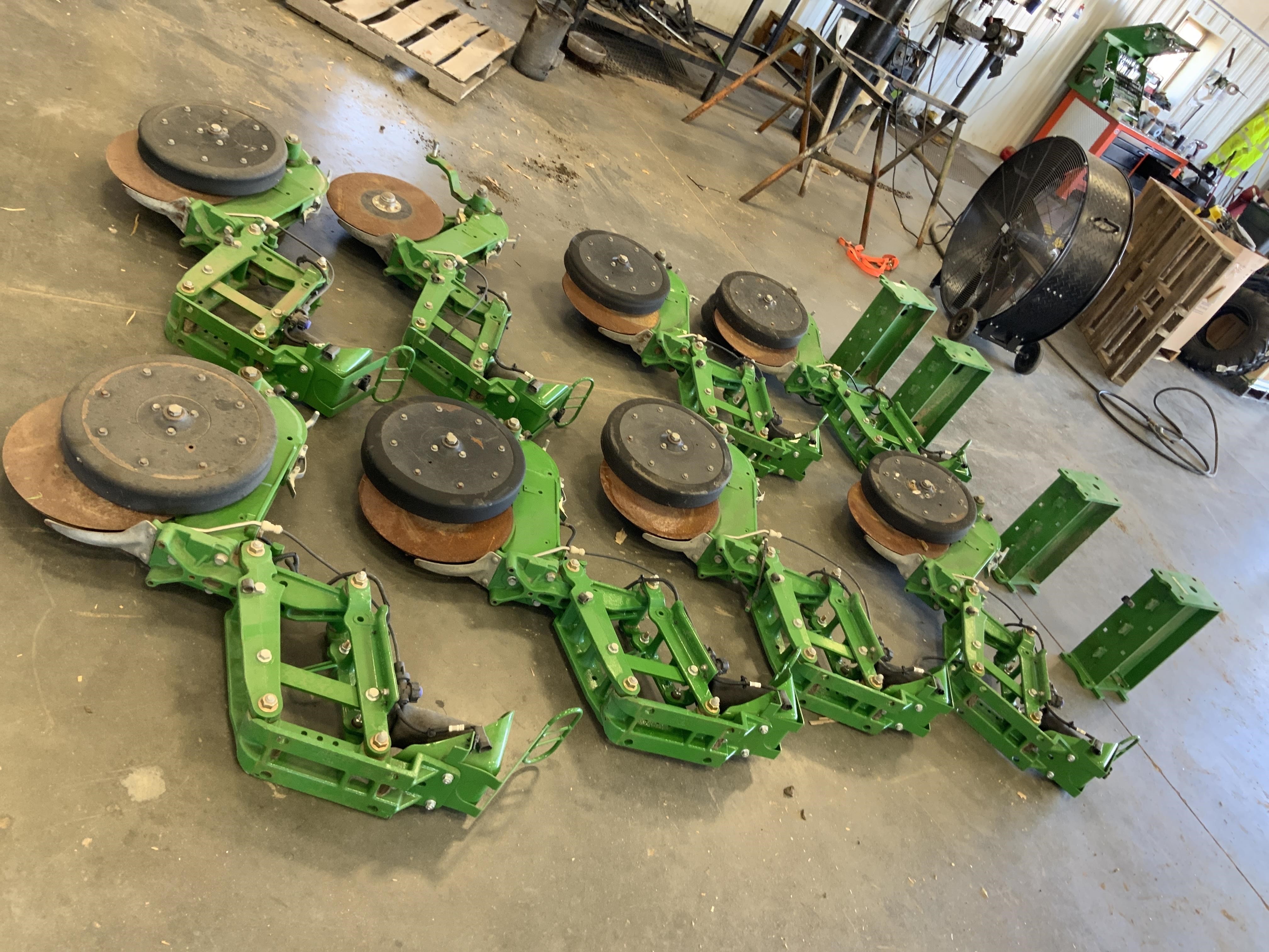 John Deere Twin Row Me5 Planter Units Bigiron Auctions