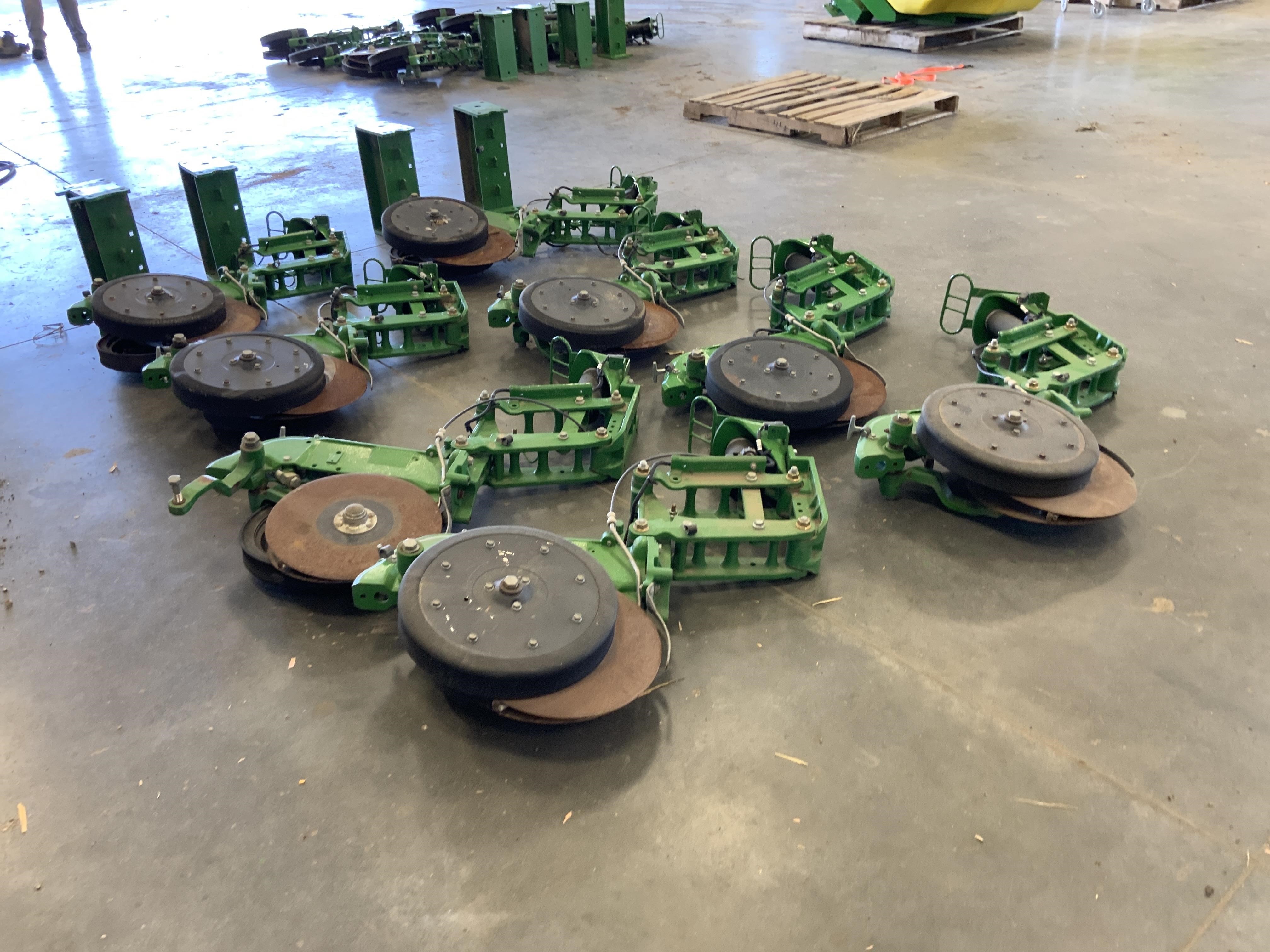 John Deere Twin Row Me5 Planter Units Bigiron Auctions