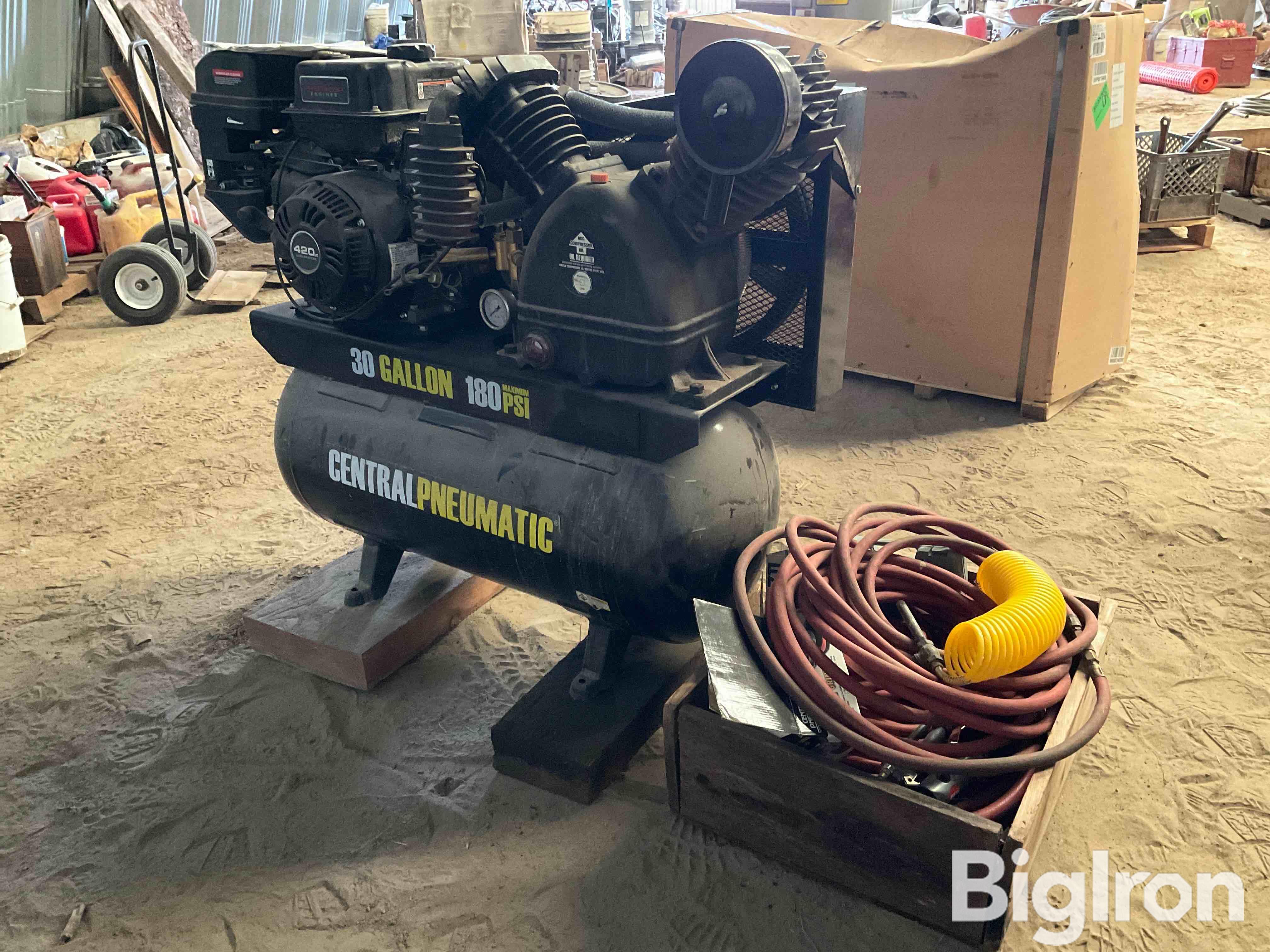 Central pneumatic 30 gallon outlet gas air compressor