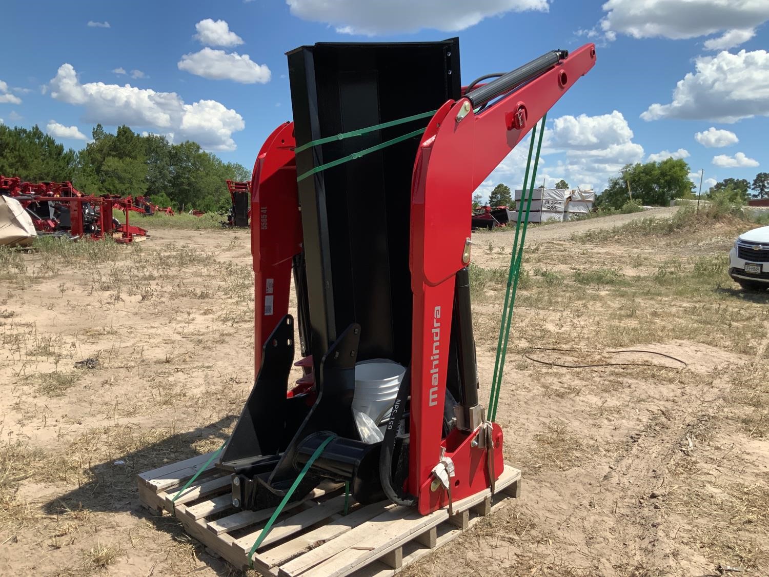 Mahindra 5565 4L Front Loader W/82