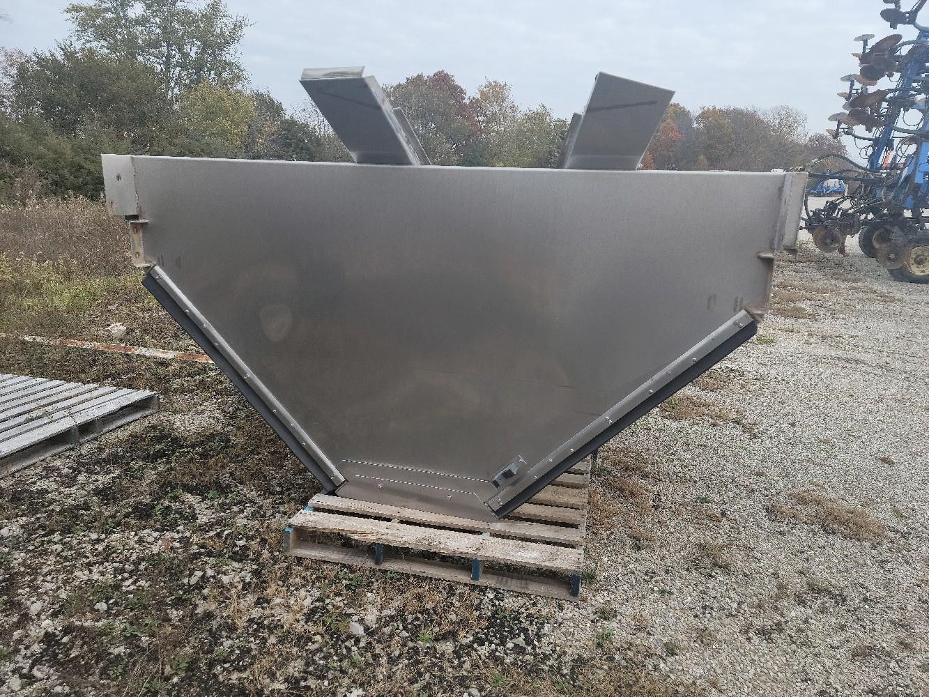 New Leader L4000 Dry Fertilizer Tank BigIron Auctions