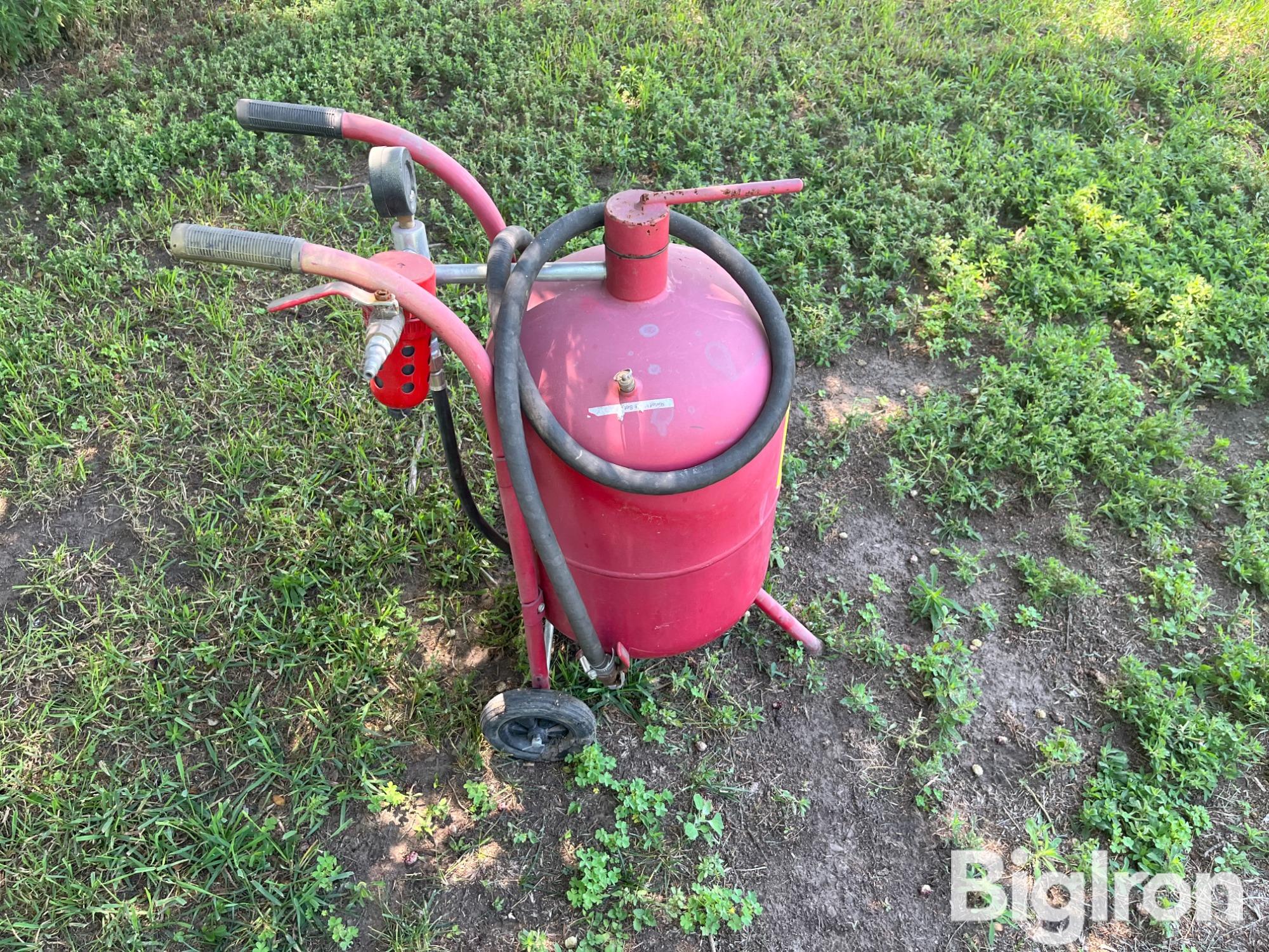 central-pneumatic-sand-blaster-bigiron-auctions