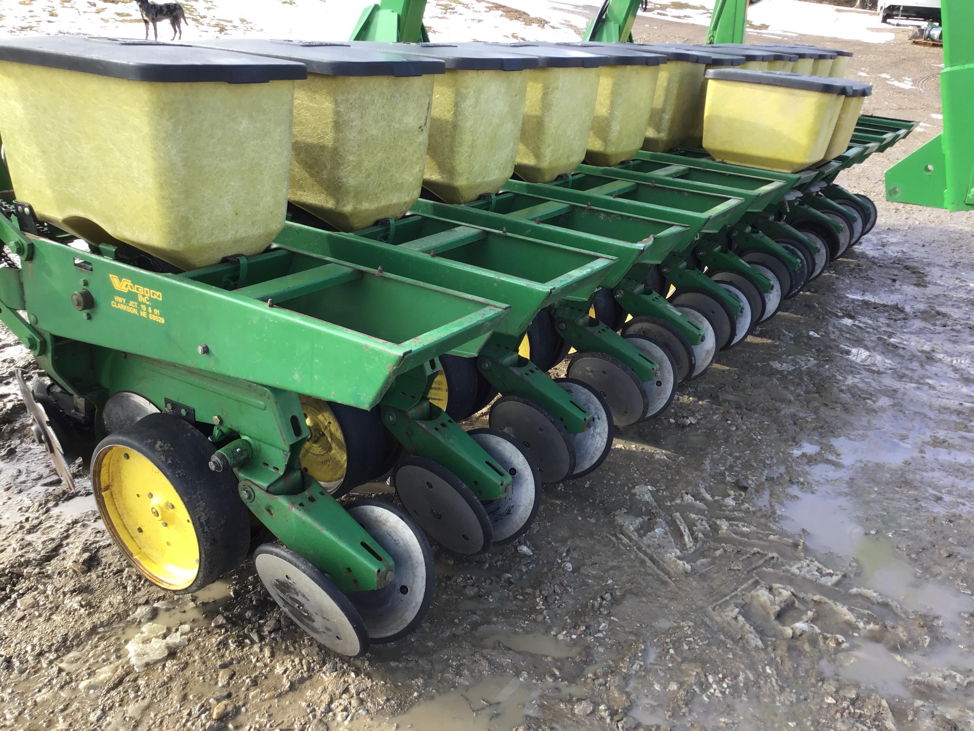 john-deere-7300-12r18-3-pt-soybean-planter-bigiron-auctions