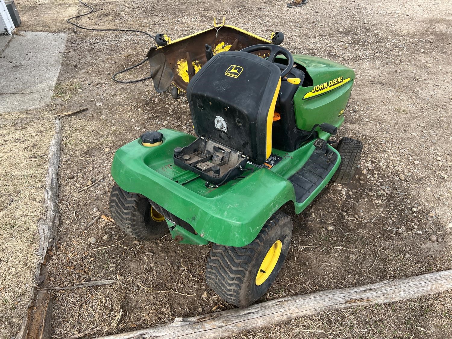 John Deere Lt166 Lawn Tractor W Mower Deck Bigiron Auctions