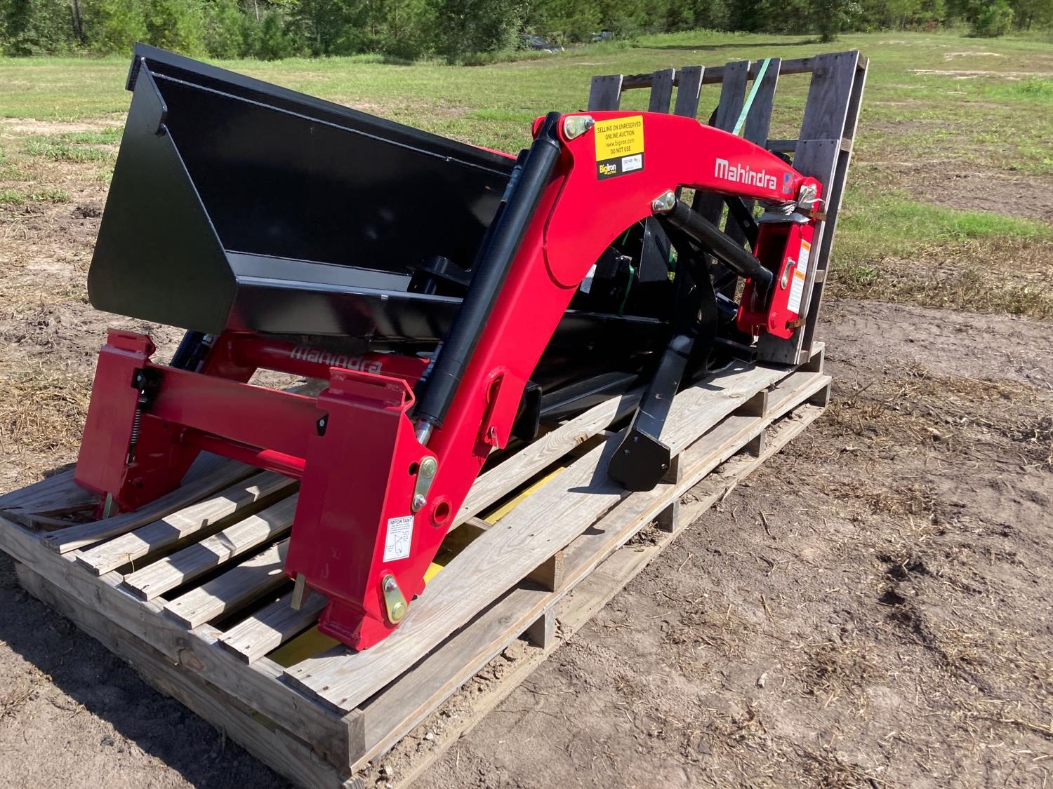 Mahindra 3650 L Loader W/77