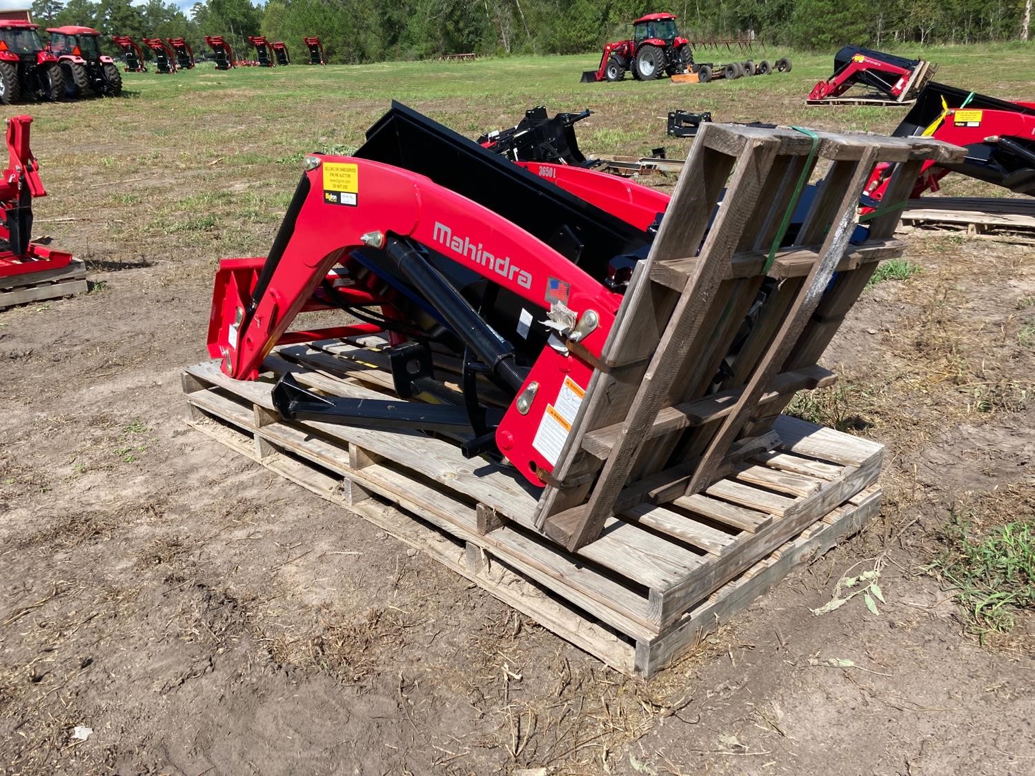 Mahindra 3650 L Loader W/77