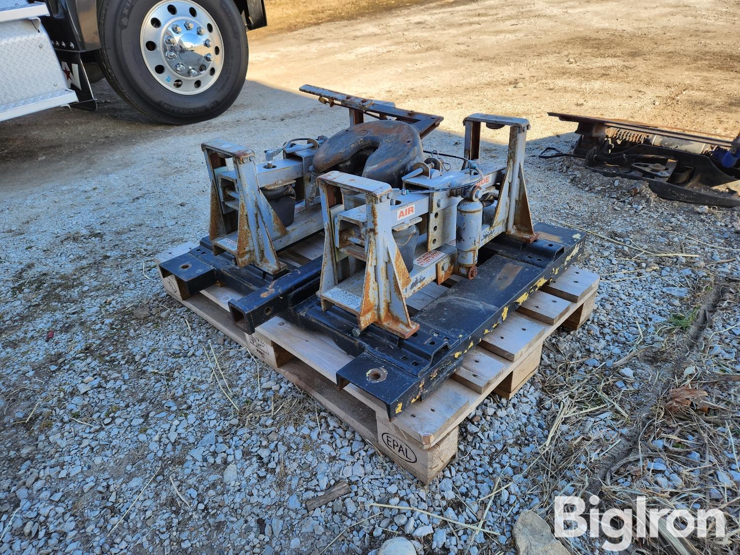 Air Ride Hitch 5th Wheel Hitch Mounted On Forklift Bracket Bigiron Auctions 9232