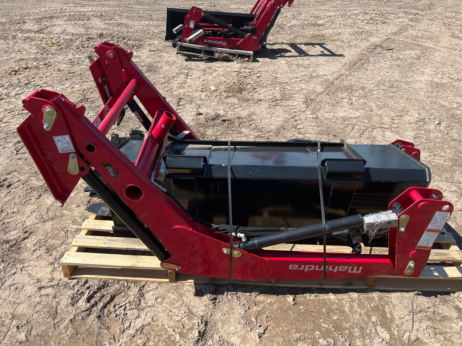 Mahindra 120 Loader W/72.5