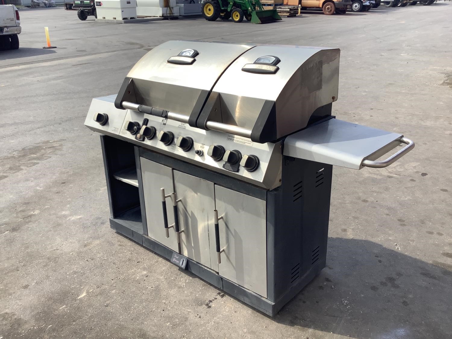 Brinkmann 5 burner gas grill with side and outlet sear burner