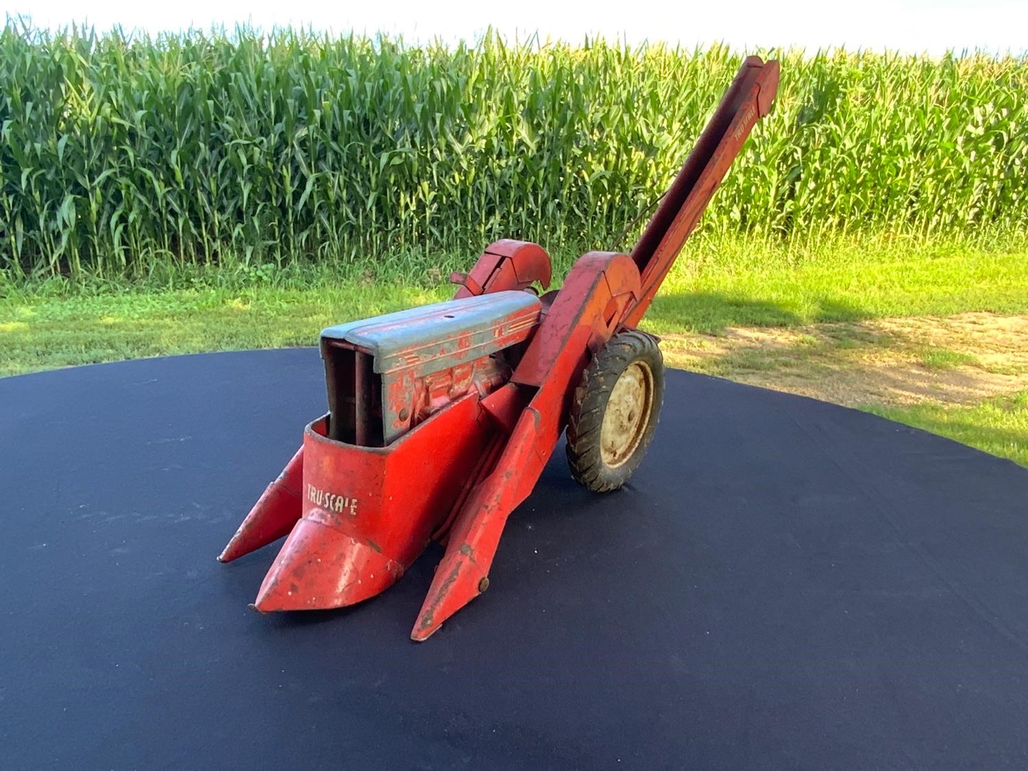 tru-scale-tractor-corn-picker-1-16-scale-model-bigiron-auctions