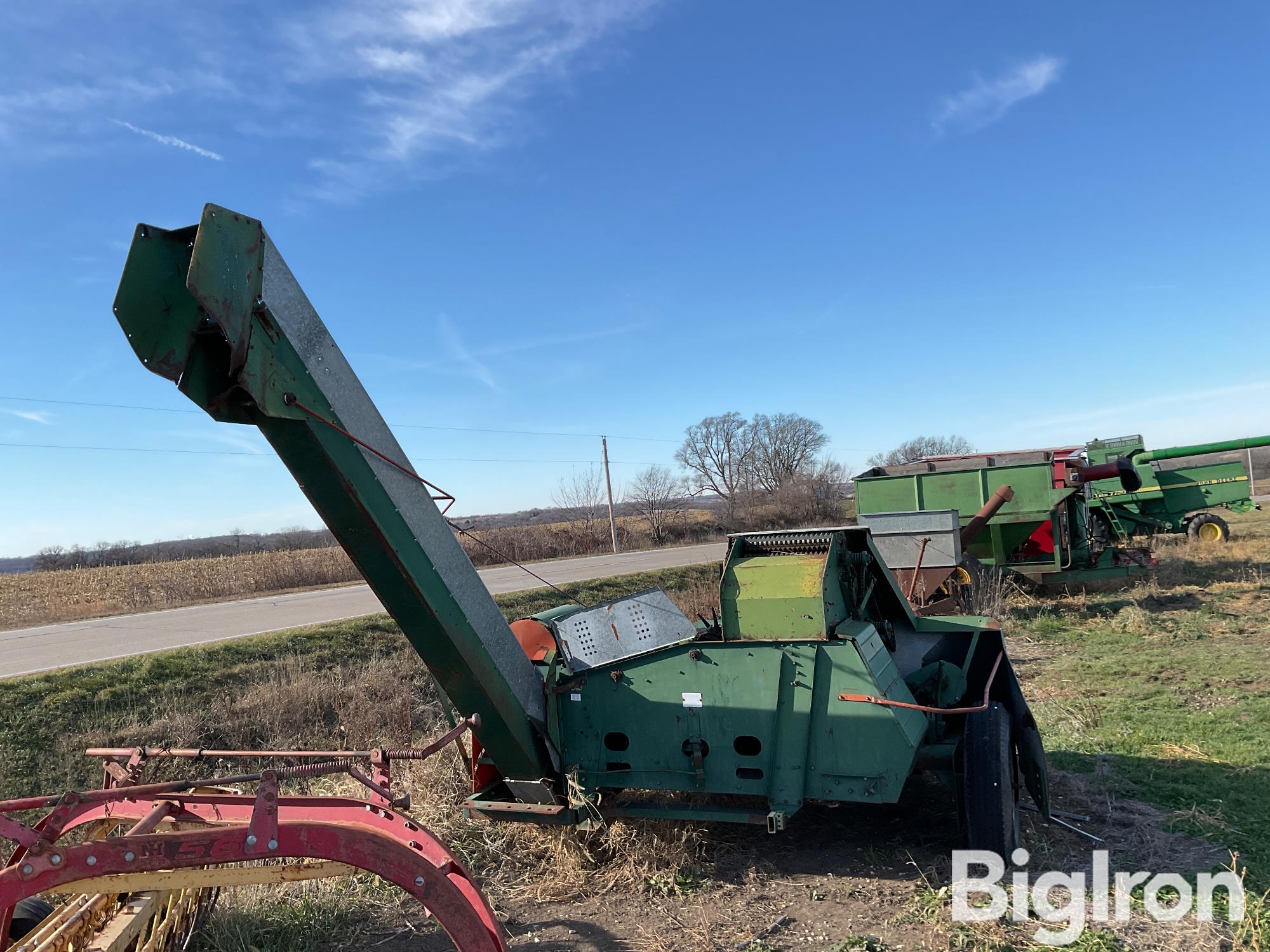 New Idea 326 Pull Type Corn Picker BigIron Auctions   Newidea326cornpicker 5 Fc23a9d193564027aeeb15340ff6e5d8 